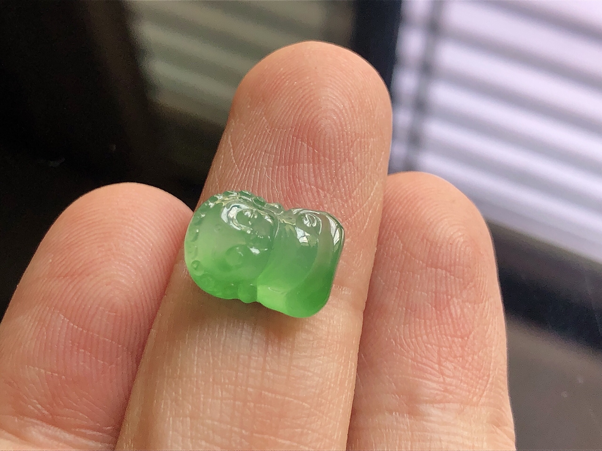 ️ 冰种阳绿宝宝佛，色泽艳阳，通透水润，玉质细腻，夺目迷人，雕工精湛，面相慈祥大气，品相，无裂，尺寸12.5*9.1*5