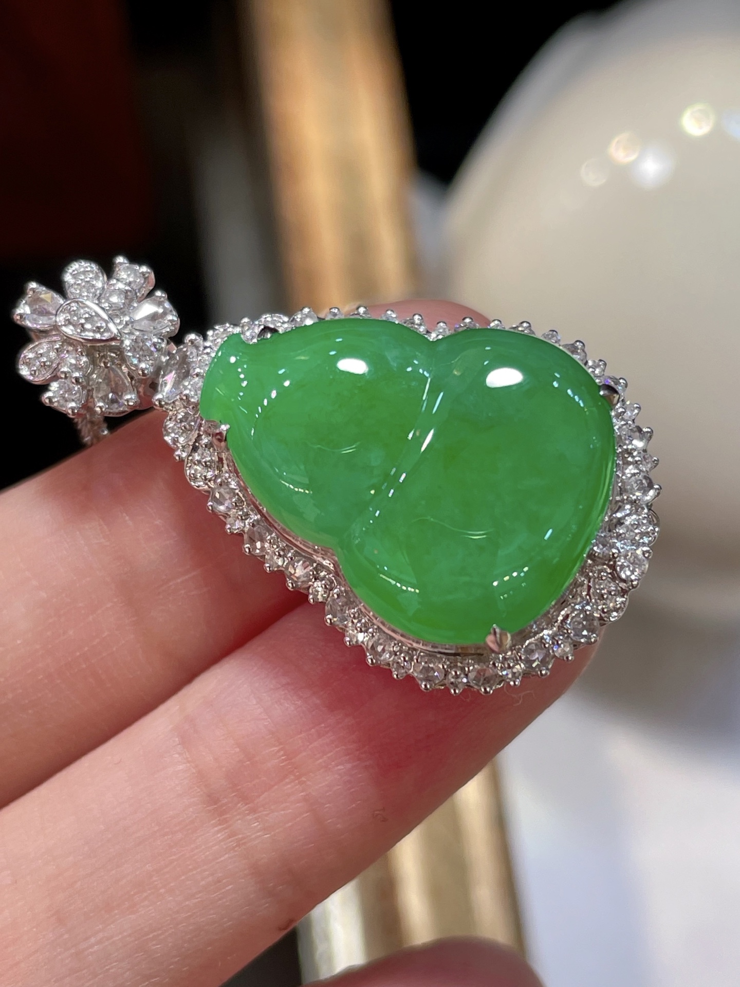 ️ 性比高 阳绿翡翠葫芦吊坠 满色，料子水润通透，种老起光。 18k金镶嵌，非常时尚好看，20.5-16-4.2