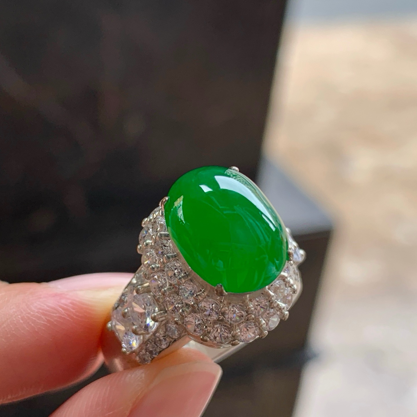辣绿色戒面^_^铜托 饱满鲜艳