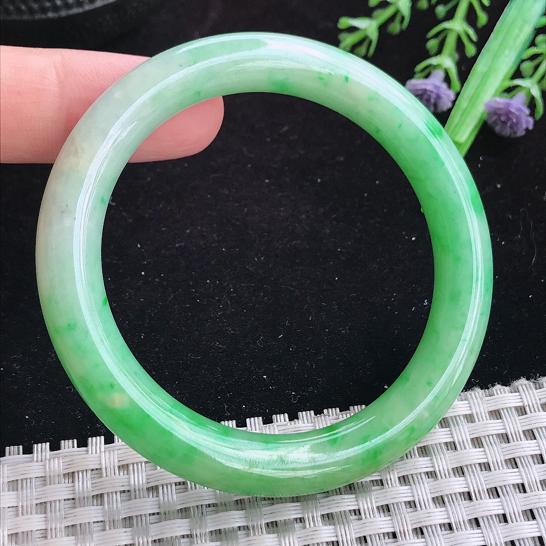 实拍A货翡翠52.5/9.2/8.9精美冰润辣阳绿圆条手镯玉手镯女款平安镯