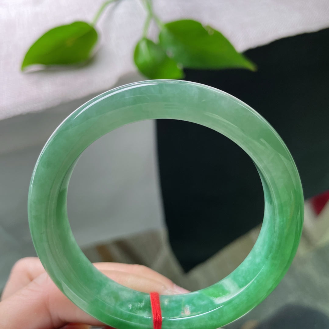 绿底正圈，颜色由浅入深，人间烟火，腕间清欢，皆是美好。一点皮纹，ss53715a
