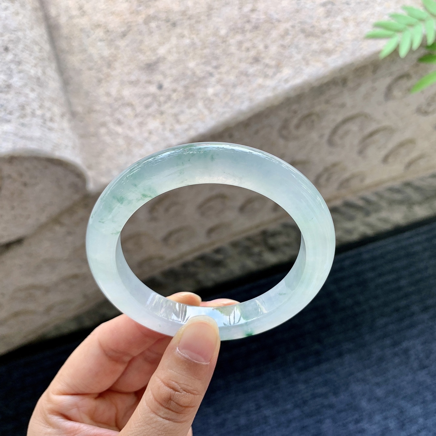 正圈55 55【圈口】55.4/10.4/9【编码】C5060413【描述】冰飘花，清透，水润，种老，细腻，打灯有棉线