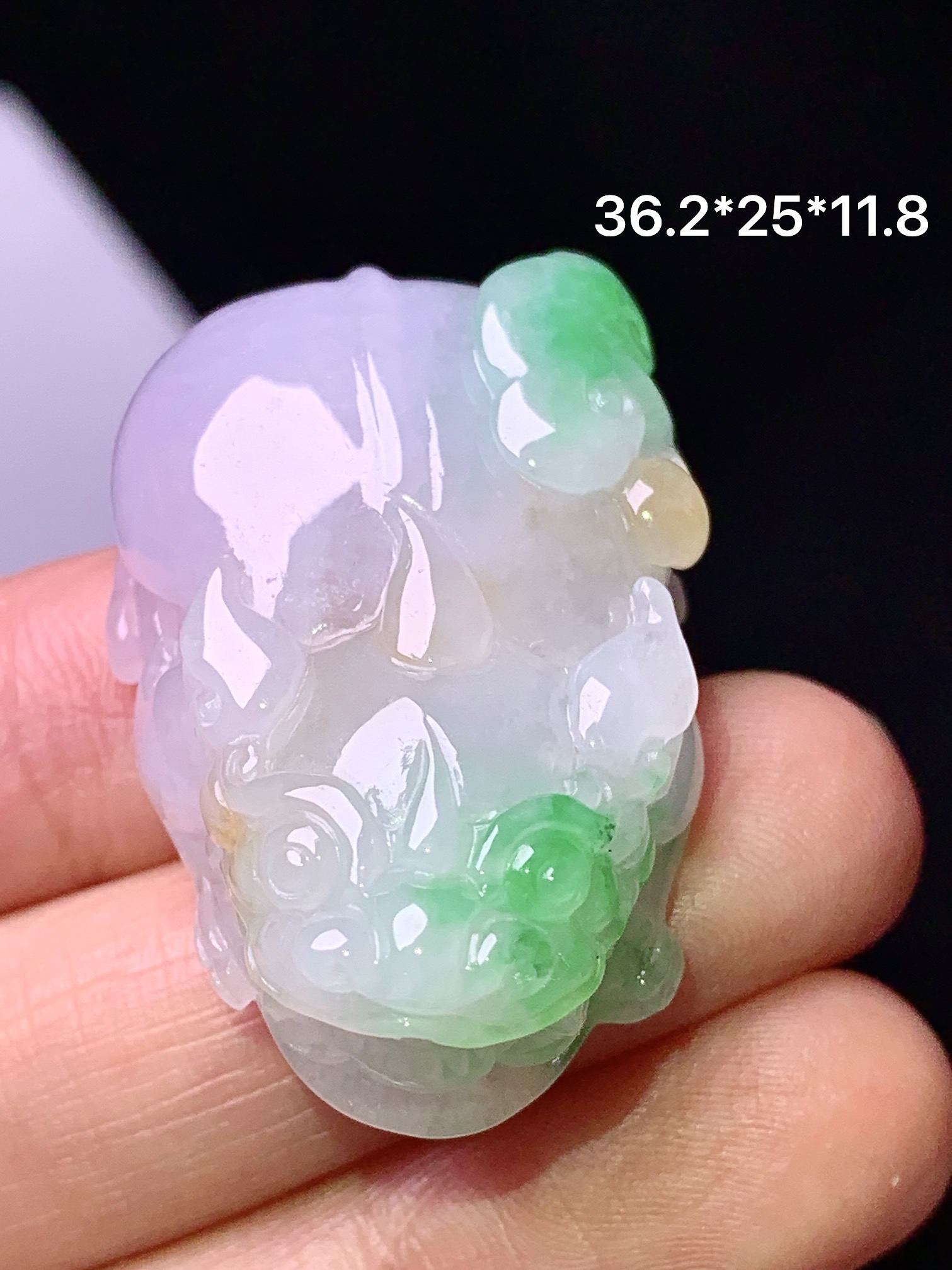 飘黄绿翡貔貅吊坠 玉质细腻 色泽艳丽清新 整体尺寸36.2*25*11.8 a5