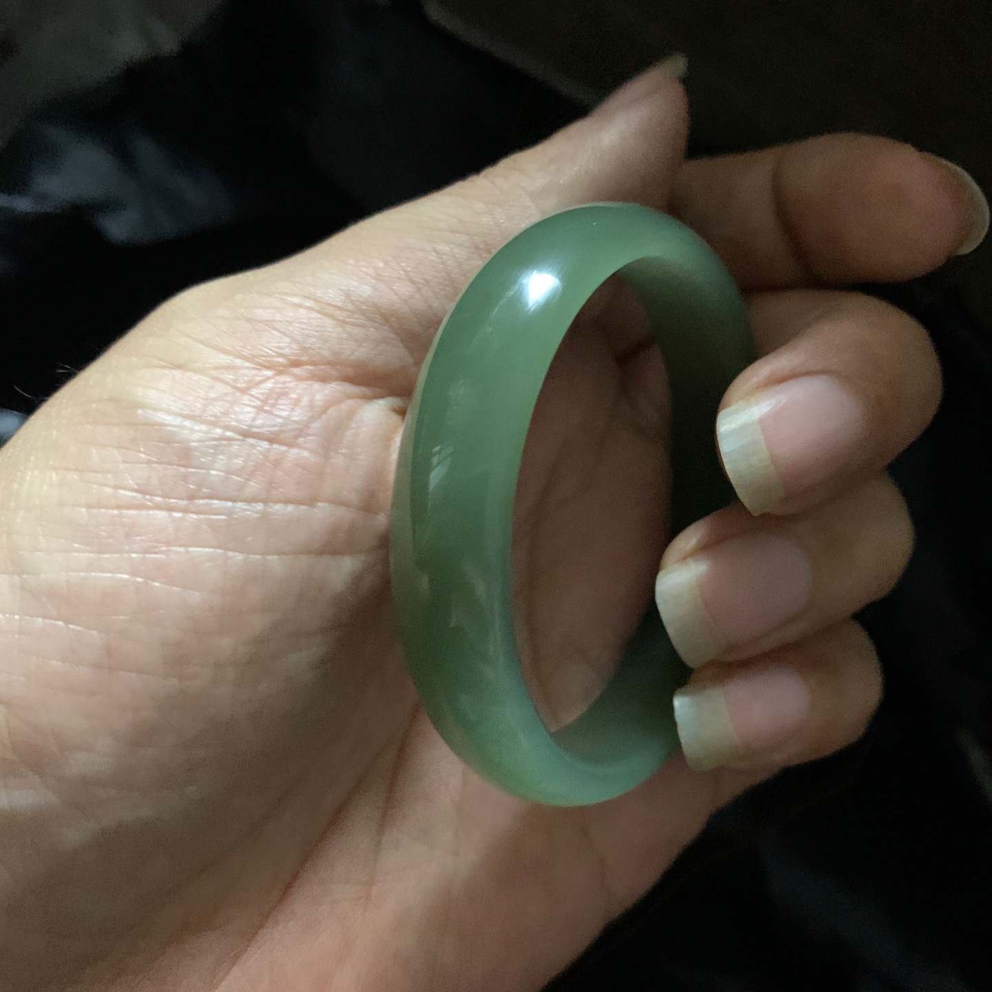 和田玉50圈口晴水绿手镯！玉质细腻油润 底色纯净 无裂无杂 脂粉好，品质高。