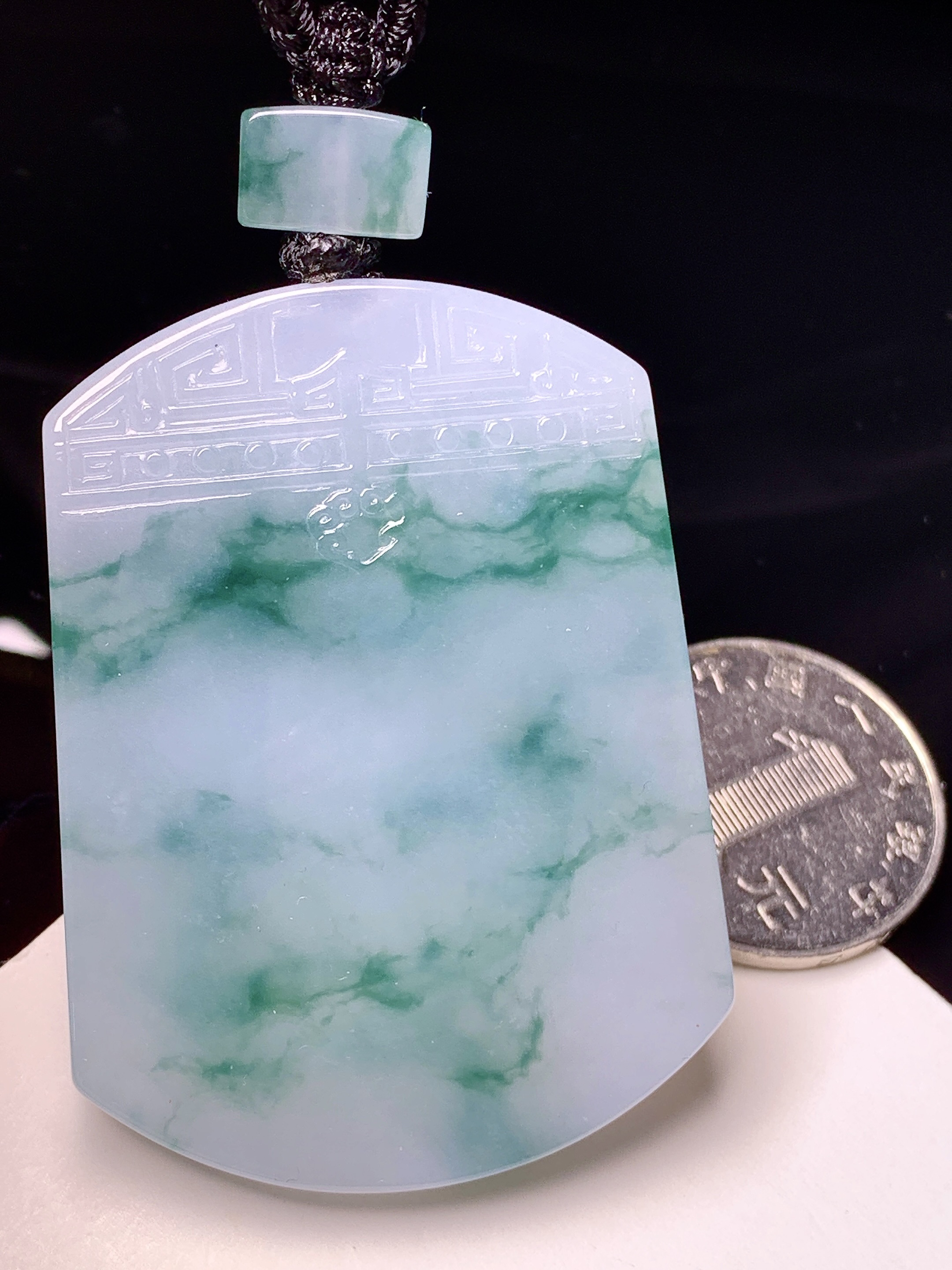 飘绿无事牌吊坠 玉质细腻 色泽艳丽清新 整体尺寸54.5*39.8*5.8 L1