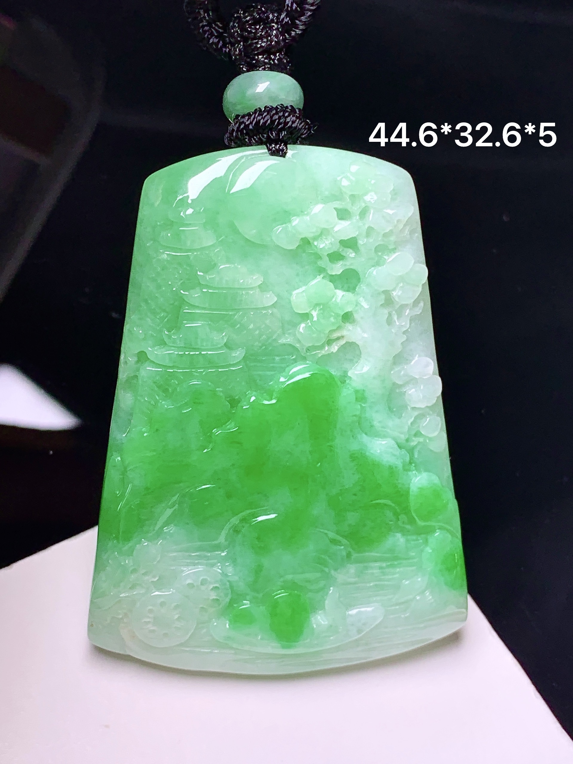 飘阳绿山水牌子吊坠 玉质细腻 色泽艳丽清新 整体尺寸44.6*32.6*5 w1