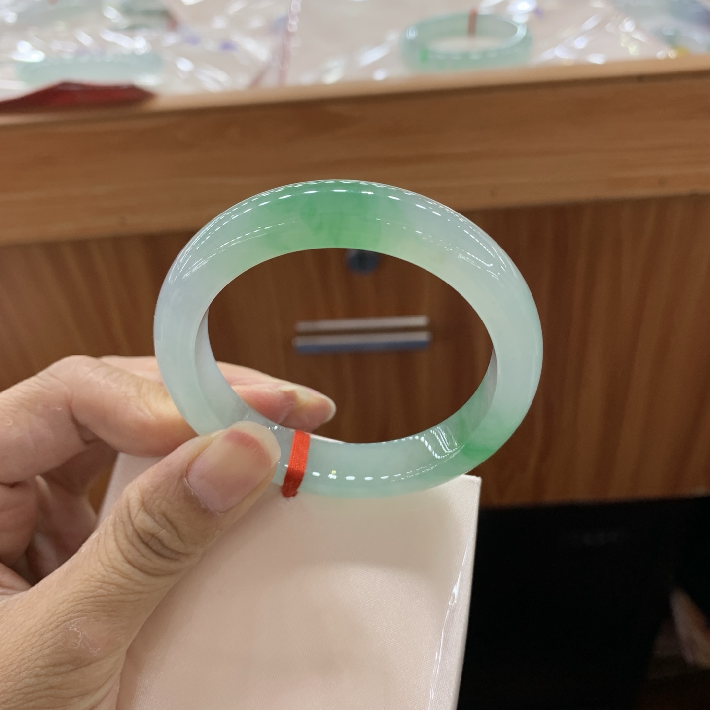 060246WJ 飘绿正圈小圈口翡翠手镯 51.3-11-8