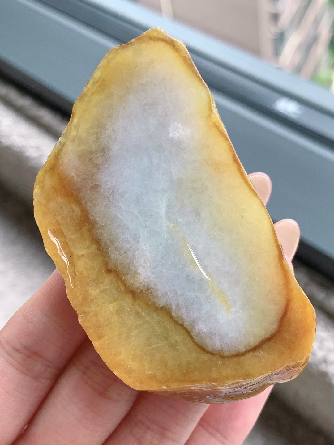 【材料】🫧冰黄翡 /牌子料/立体料/特色料【题材】可做把玩件、牌子、人物、山水、动物、花件……等推荐参考【尺寸】79.1-47.2-21【重量】117.7克· 凝脂熔金藏暖韵，原石璞玉蕴福祥。·满料黄翡原石通体裹蜜润暖黄，玉质油亮凝润、肌理自然起伏，满圈色泽匀润浓郁，可随形打磨金福原石挂坠，黄翡寓意金玉满堂、招财纳福，浑然天成的暖调自带温润华贵的质感，佩戴聚财显雍容，收藏兼具雅致与升值底蕴。