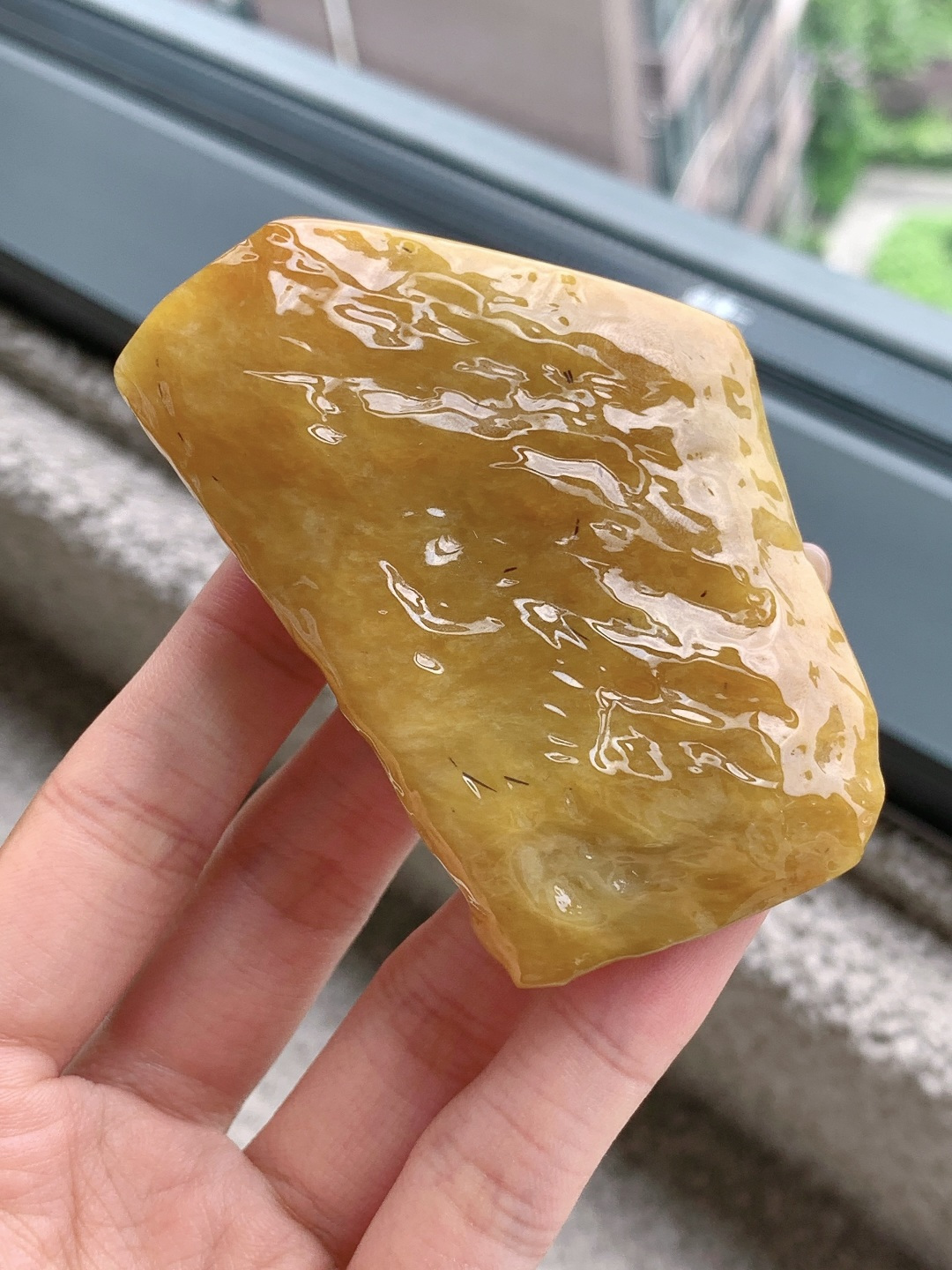 【材料】🫧冰黄翡/冰紫罗兰 /牌子料/立体料/特色料【题材】可做把玩件、牌子、人物、山水、动物、花件……等推荐参考【尺寸】80.4-51.4-27【重量】131.5克· 金隅围凝青黛玉，层岩叠翠隐烟岚。·黄皮裹紫底晴水翡翠原石，底肉温润泛淡紫晴光，外圈浓润黄翡如山石围麓，玉质细腻油润，天然原石山峦肌理分明，可整料雕琢山水山子挂坠，黄翡琢崖壁、淡玉塑云涧，山水题材寓意背靠金山、山居纳福，天然层次勾勒山野清逸气韵，佩戴藏山水雅韵，贵气内敛。