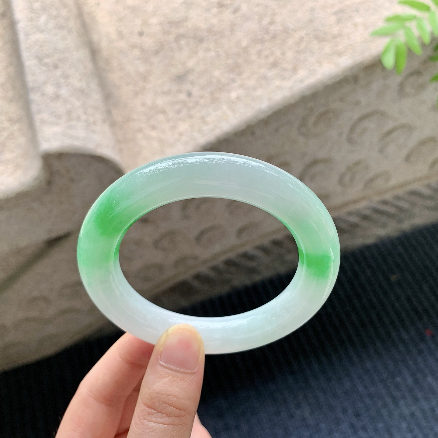 【圈口】55/11.8/11.8
【描述】细糯飘阳绿，水润，种老，细腻，无纹裂！