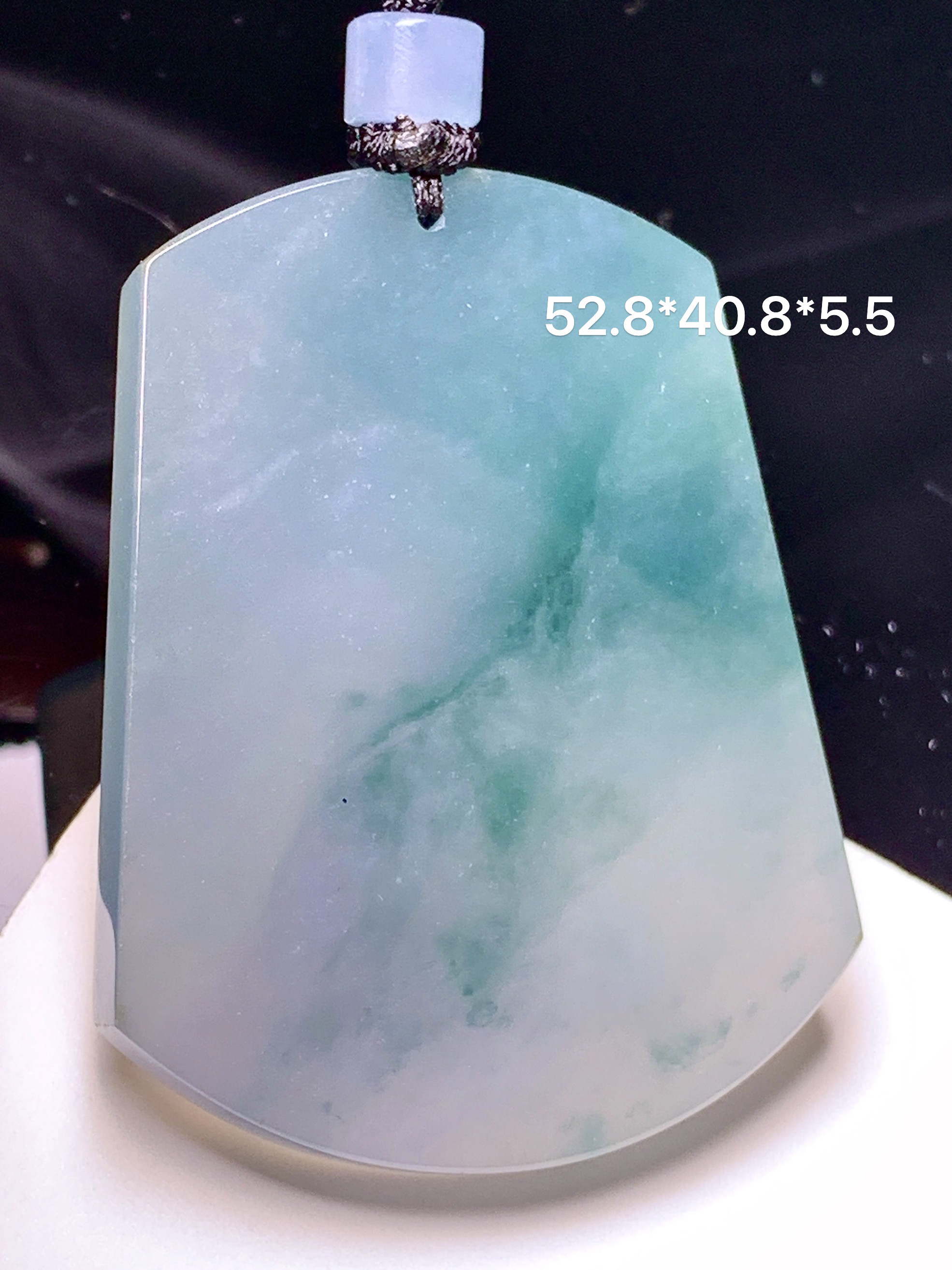 飘绿无事牌吊坠 玉质细腻 色泽艳丽清新 整体尺寸52.8*40.8*5.5 L1