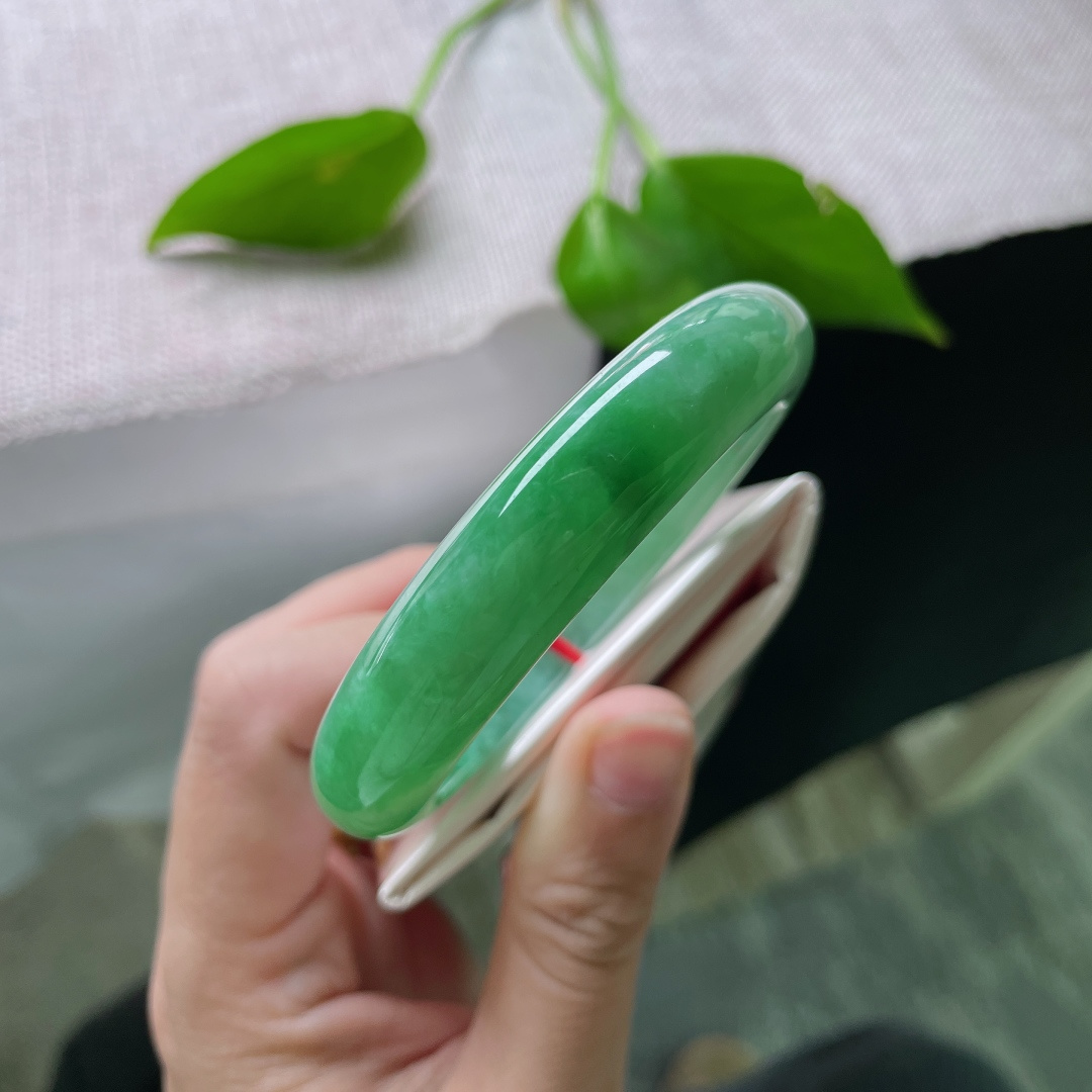绿底正圈，颜色由浅入深，人间烟火，腕间清欢，皆是美好。一点皮纹，ss53715a