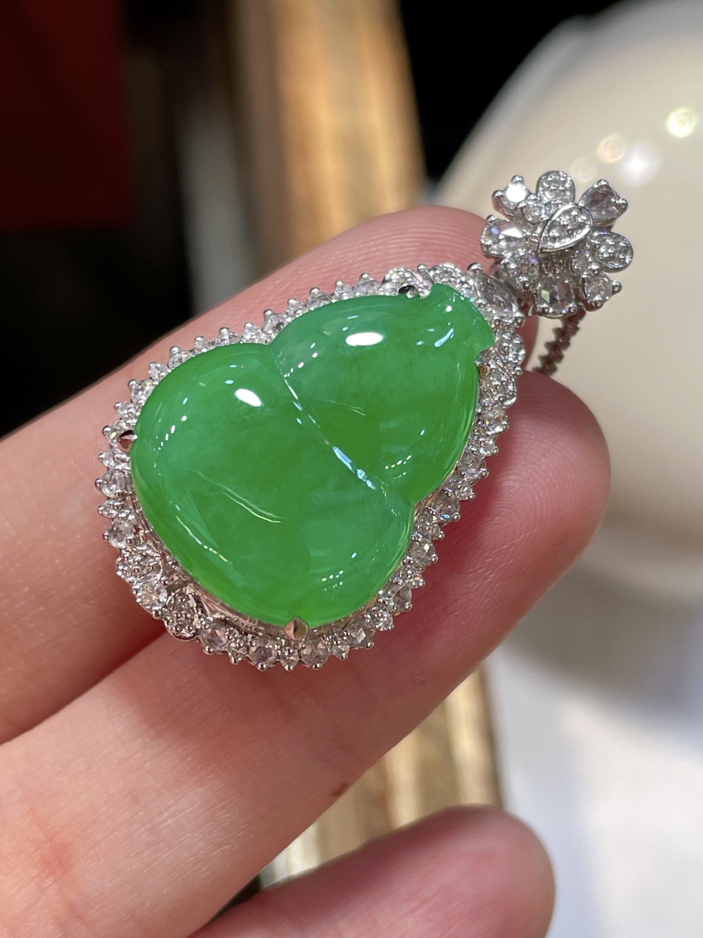️ 性比高 阳绿翡翠葫芦吊坠 满色，料子水润通透，种老起光。 18k金镶嵌，非常时尚好看，20.5-16-4.2