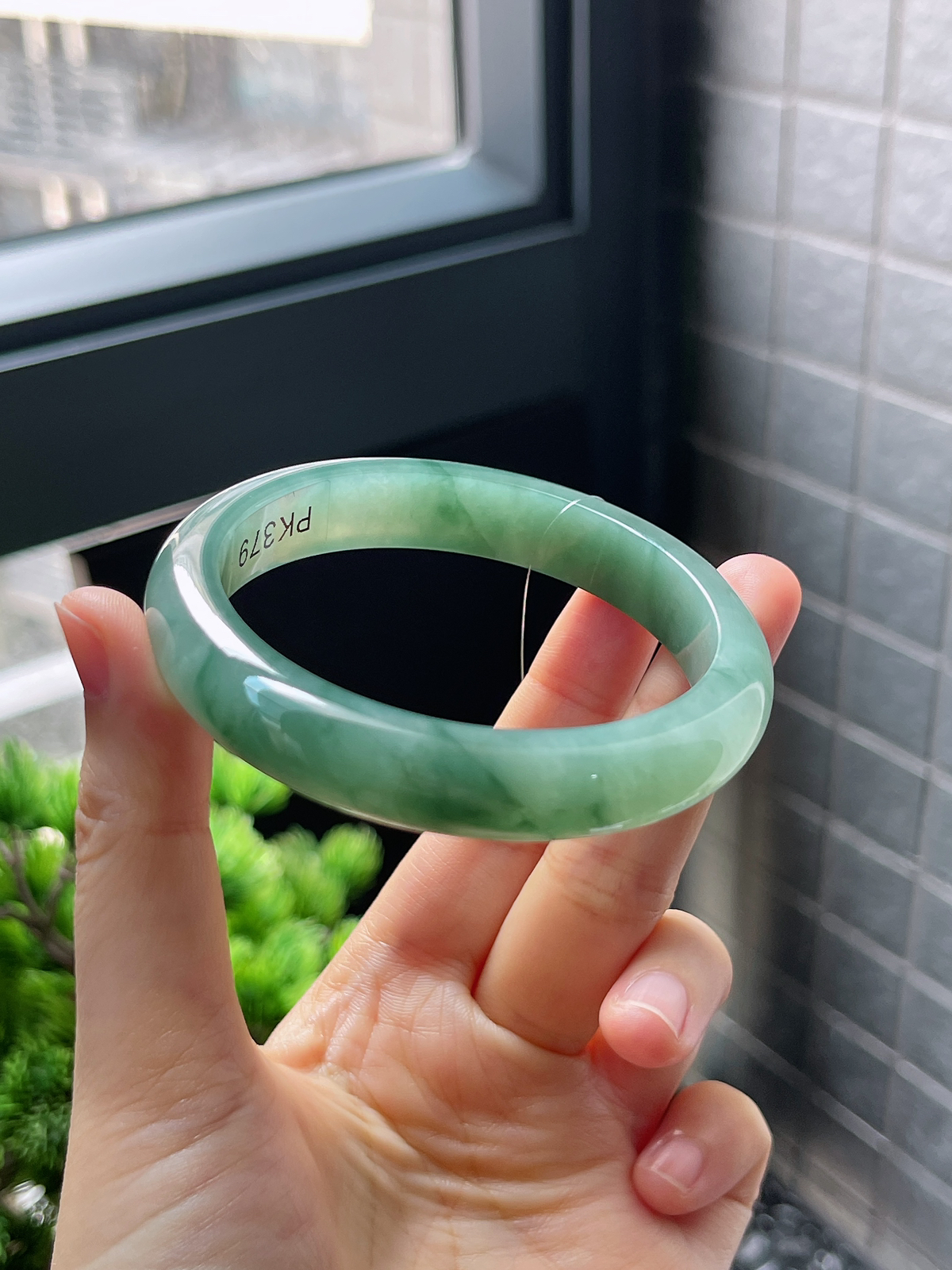 正圈57圈口，翡翠冰糯种飘绿手镯