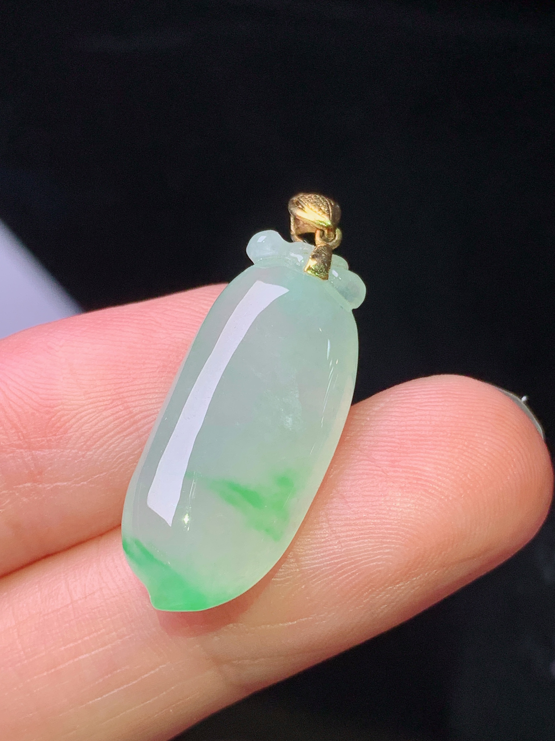 18k金镶嵌冰种飘绿福瓜吊坠 玉质细腻 色泽艳丽清新 整体尺寸30*10.8*5.2 a5