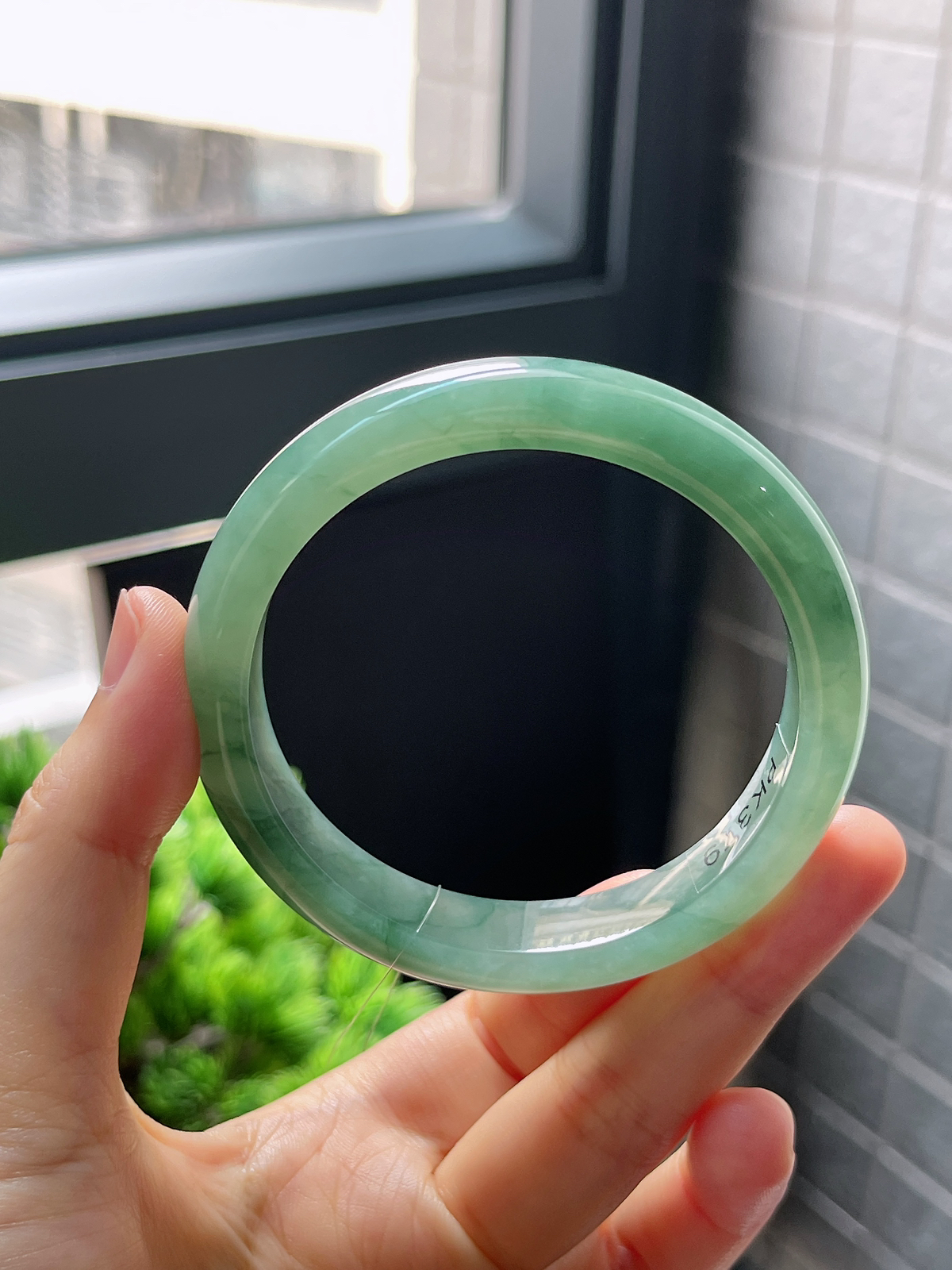 正圈57圈口，翡翠冰糯种飘绿手镯