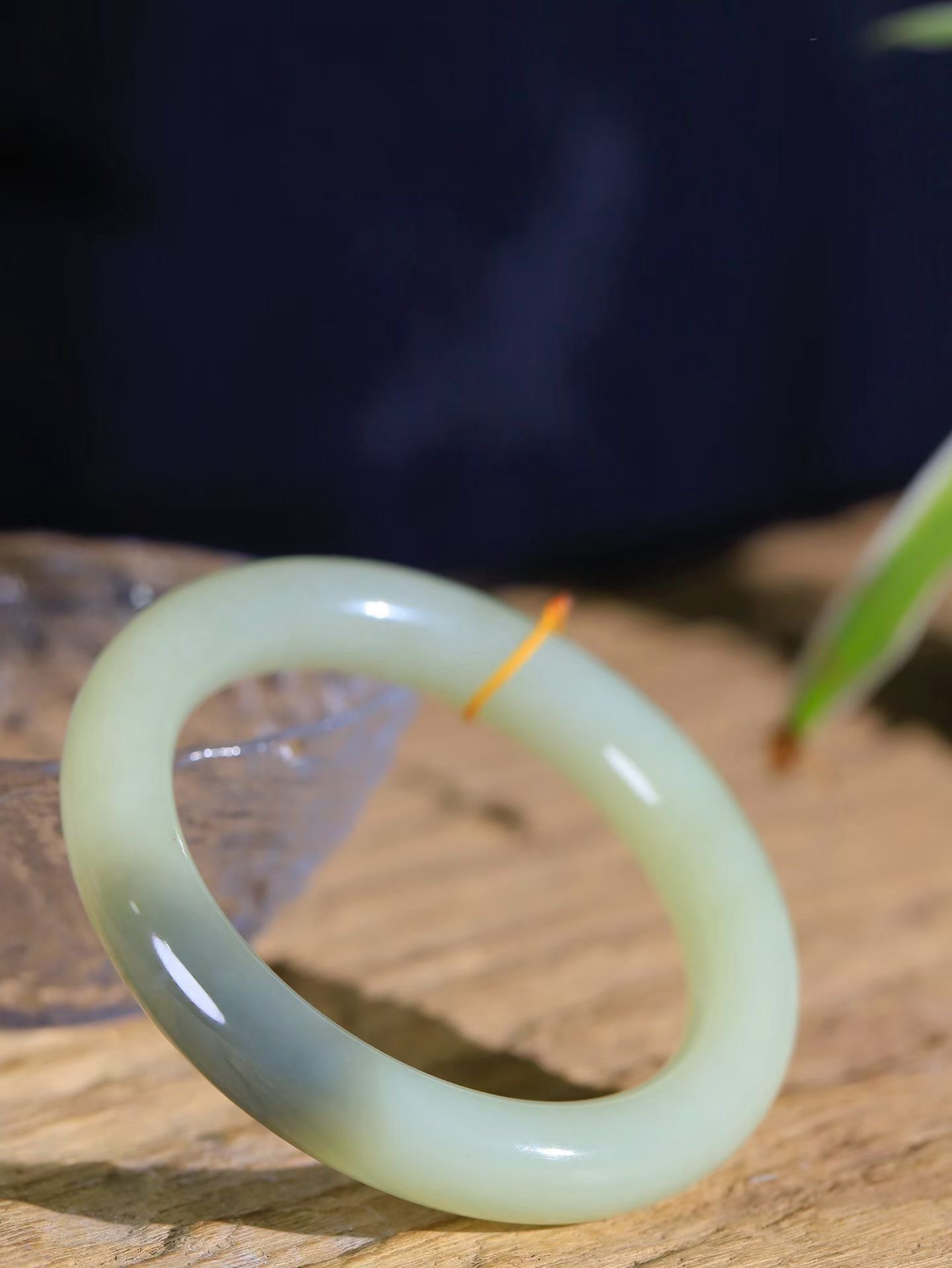（一见倾心.手镯）

精品️和田玉手镯，玉质温润细腻 油性十足 手感舒适，高华雅逸，线条流畅，简约大气，美自天成，素雅高贵。佩戴于腕间，婉约之美，举手投足间透出那低调奢华。重62.76克  内径57mm 尺寸11.5-10.8mm FDL-7960200