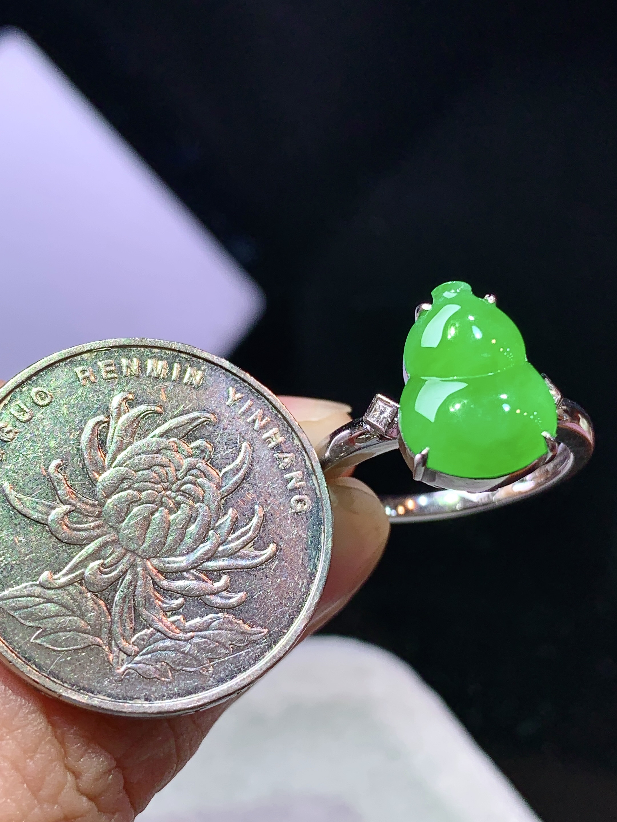 18k金钻镶嵌满绿葫芦戒指 玉质细腻 色泽艳丽清新 圈口13.5 裸石尺寸12.6*9.5*2.5 L2