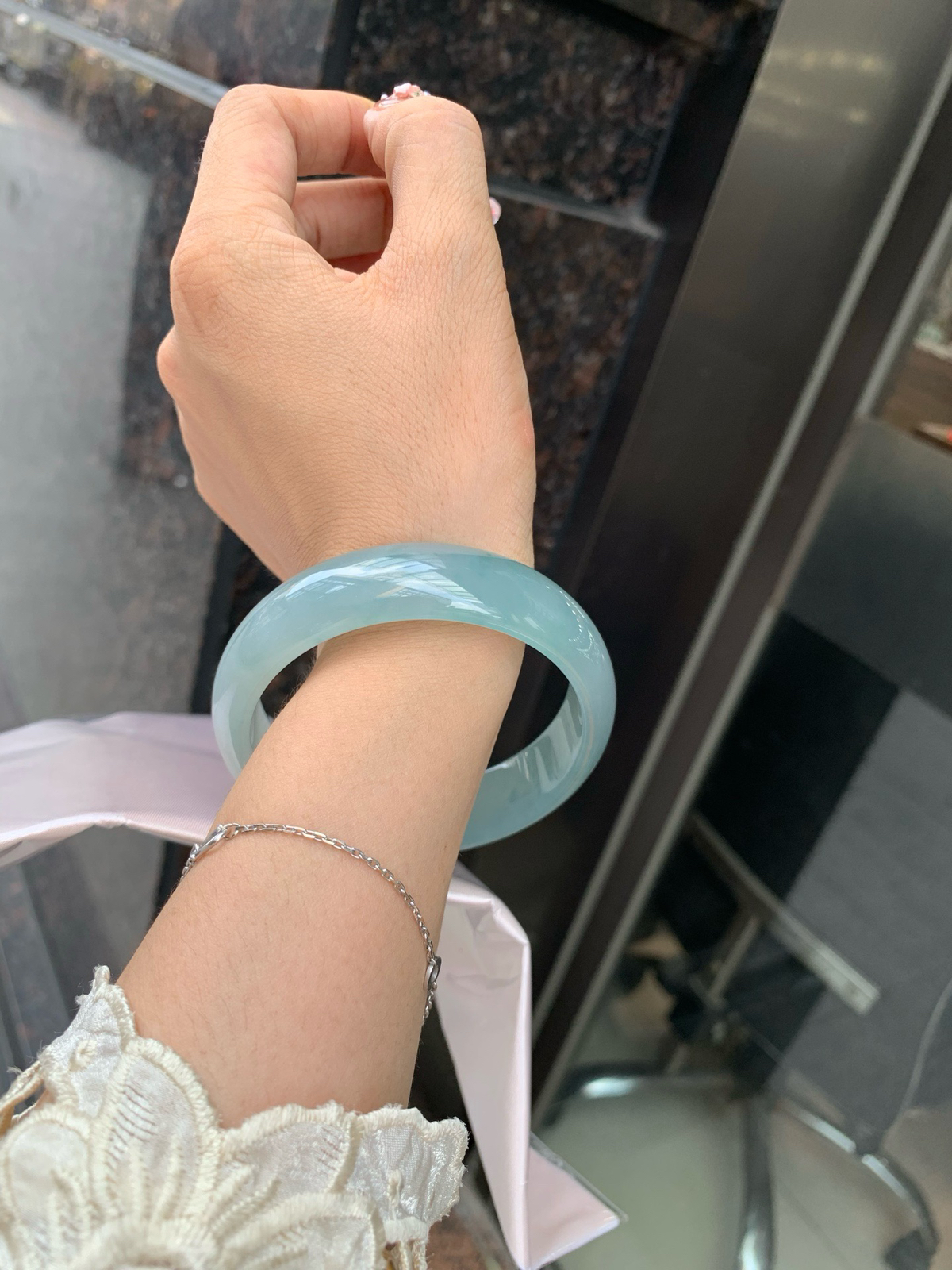 冰蓝宽版正圈
59.3-7.1-16.7
底妆冰润细腻，千变万化的冰晴蓝底色，拥有海的颜色，却散发着星空的光芒，这是一只来自冰川蓝的清冷气质仙女镯。