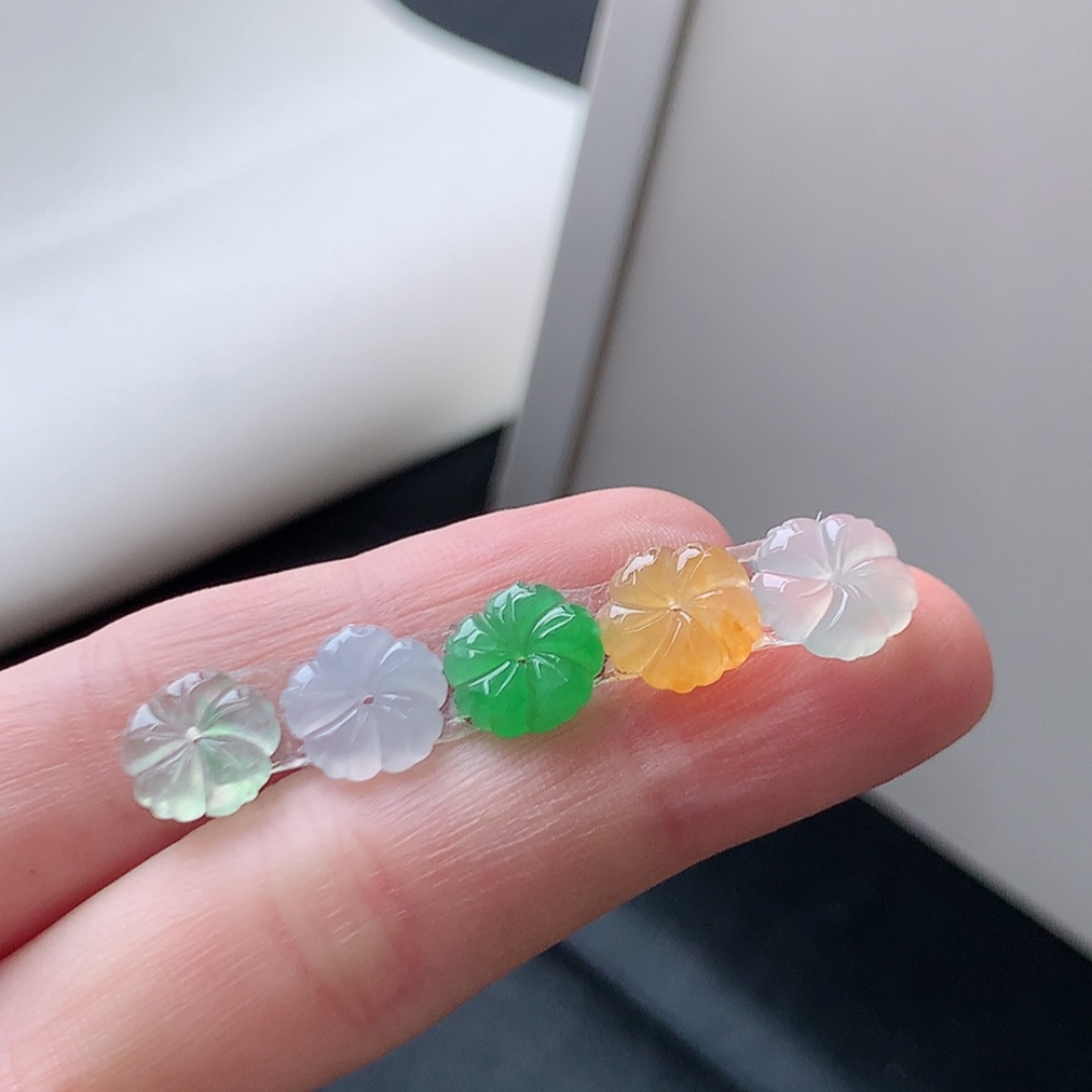 多彩花朵挂件 种老冰透细腻，品相喜悦，佩戴精致迷人，9.5-2.0