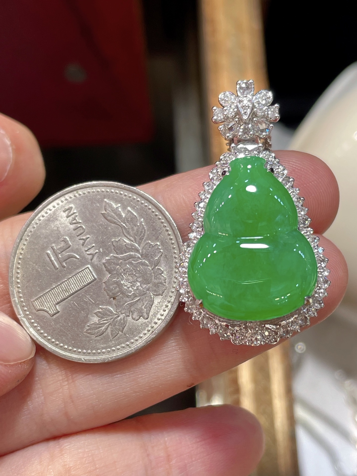 ️ 性比高 阳绿翡翠葫芦吊坠 满色，料子水润通透，种老起光。 18k金镶嵌，非常时尚好看，20.5-16-4.2