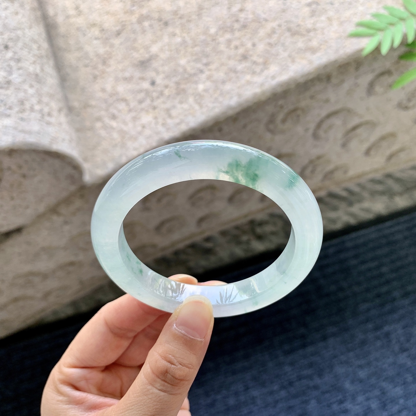 正圈55 55【圈口】55.4/10.4/9【编码】C5060413【描述】冰飘花，清透，水润，种老，细腻，打灯有棉线