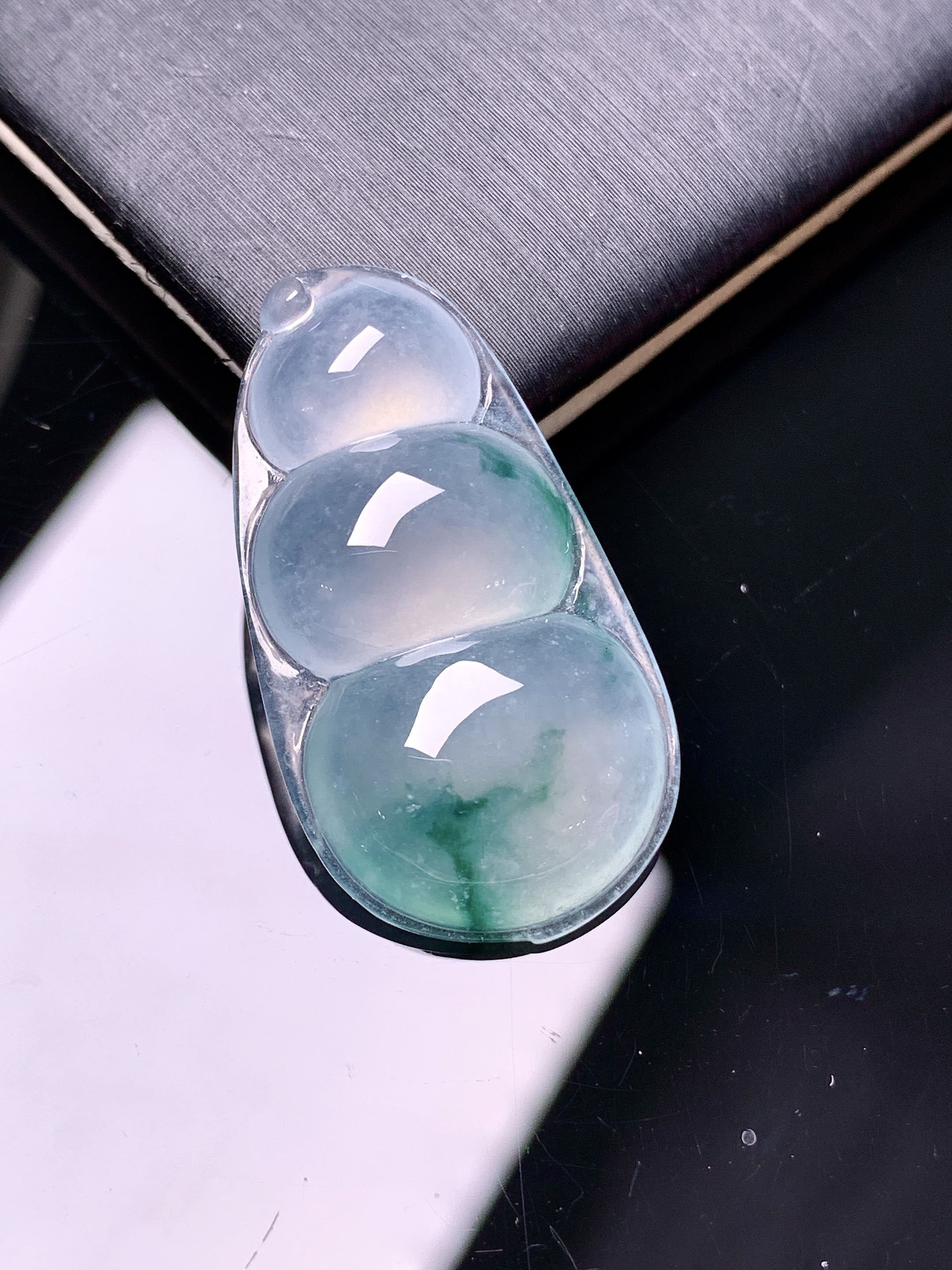 冰种飘绿四季豆吊坠 玉质细腻 色泽艳丽清新 整体尺寸29.5*16*5 a4