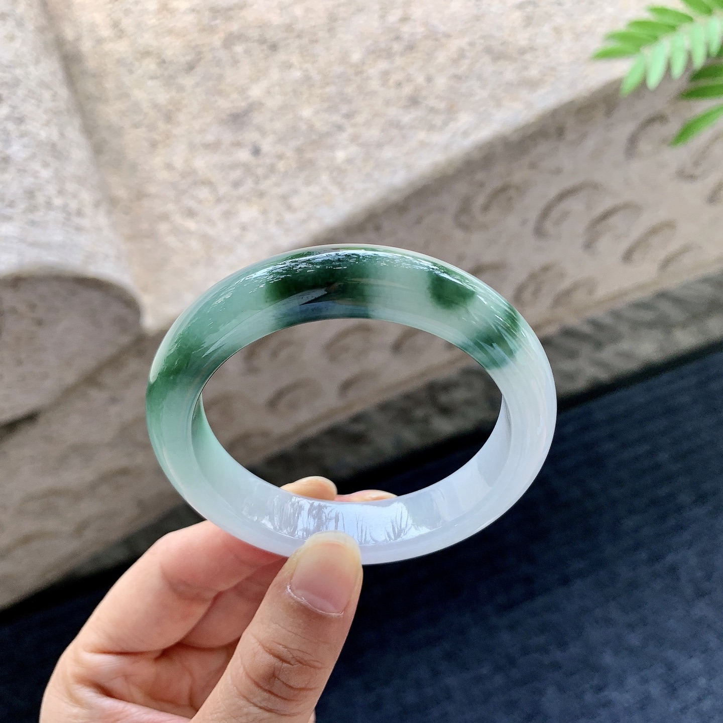 正圈52 53【圈口】53/12.5/8.4【编码】FL060444【描述】细糯飘绿，水润，种老，细腻，打灯有纹线