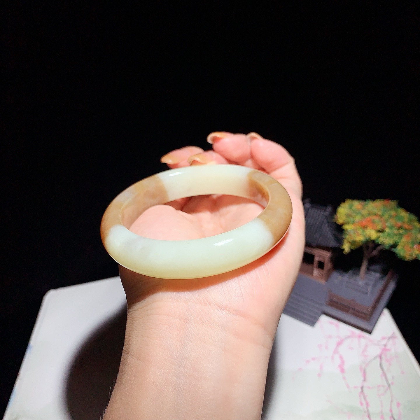 和田玉57.5圈口且末糖手镯！玉质细腻油润 底色纯净 无裂无杂 脂粉好，品质高。