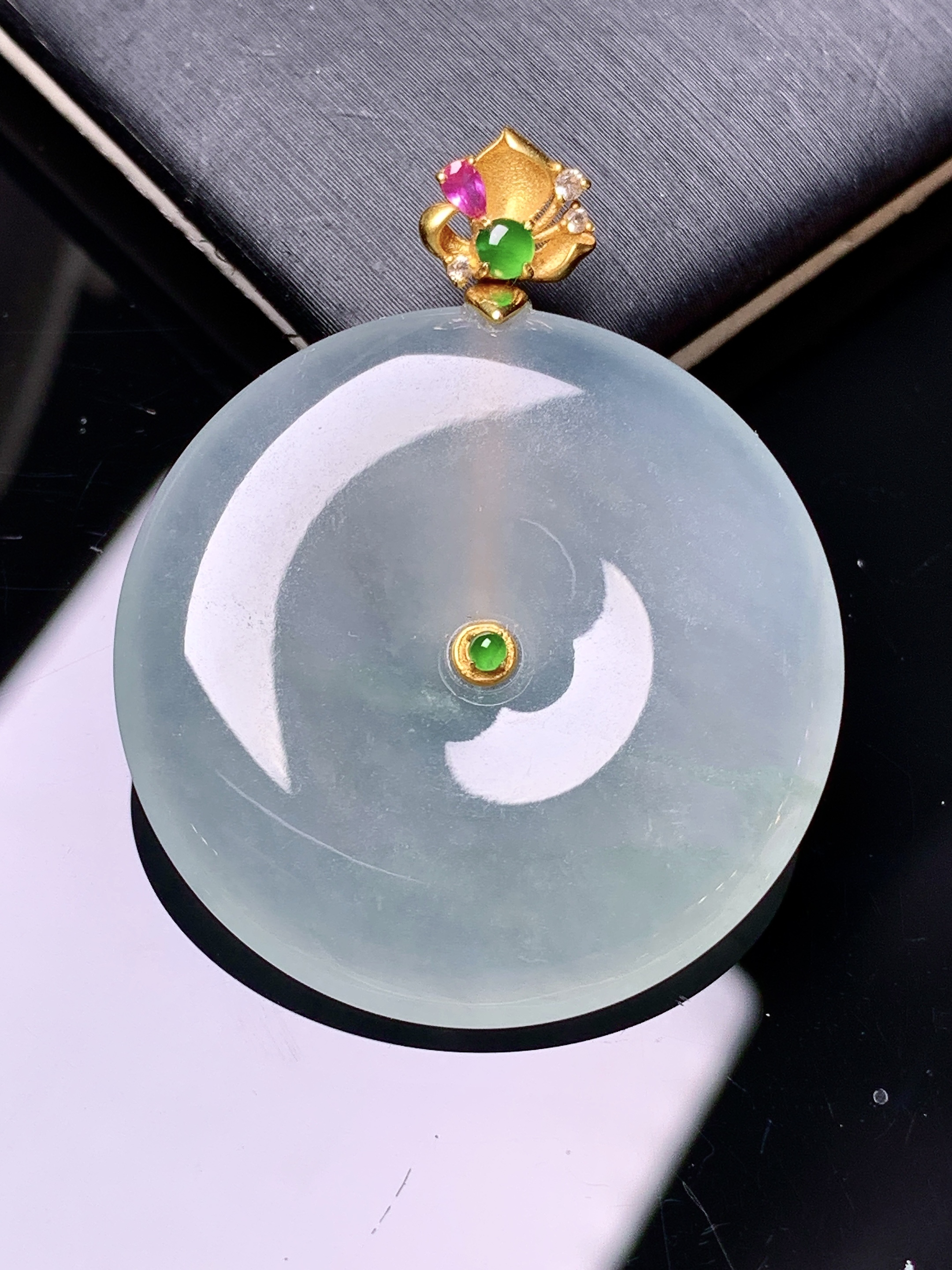 18k金镶嵌冰种平安扣吊坠 玉质细腻 色泽艳丽清新 整体尺寸36.2*29.2*5 a4