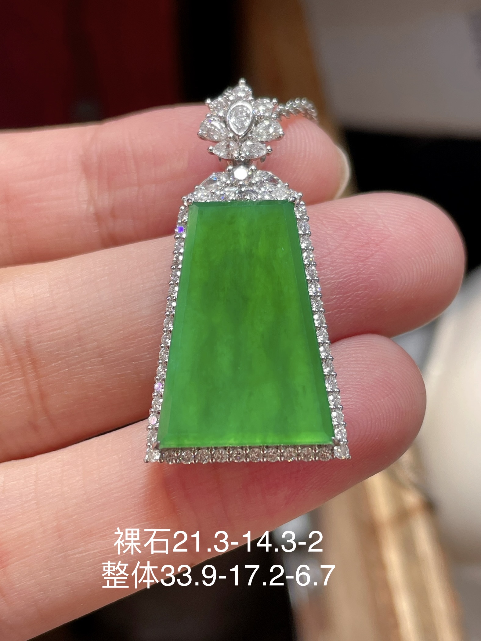 ️ 翡翠无事牌吊坠，性比高 冰种阳绿色，满绿，料子水润通透，种老起光。 18k金镶嵌，佩戴效果精美