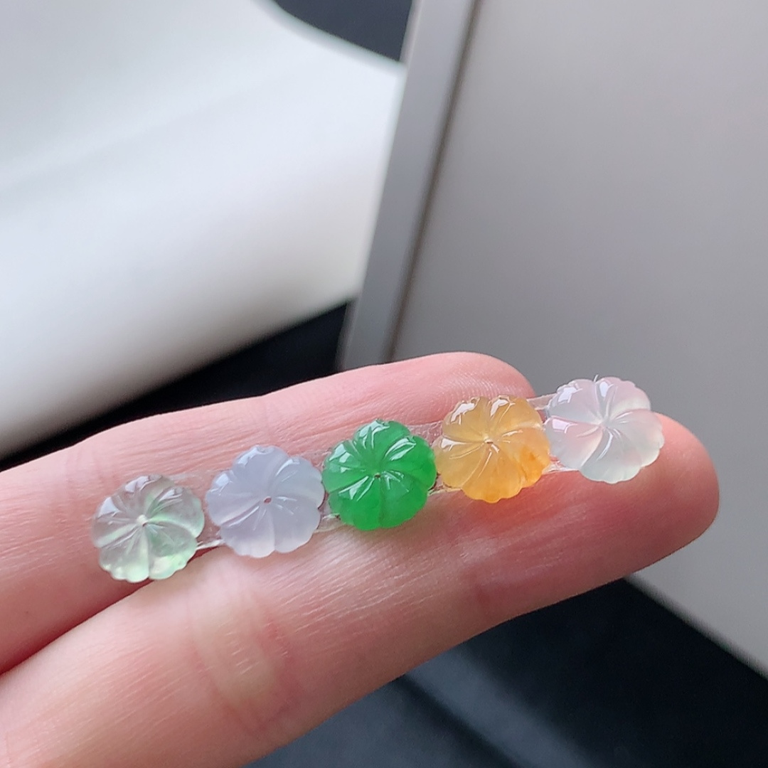 多彩花朵挂件 种老冰透细腻，品相喜悦，佩戴精致迷人，9.5-2.0