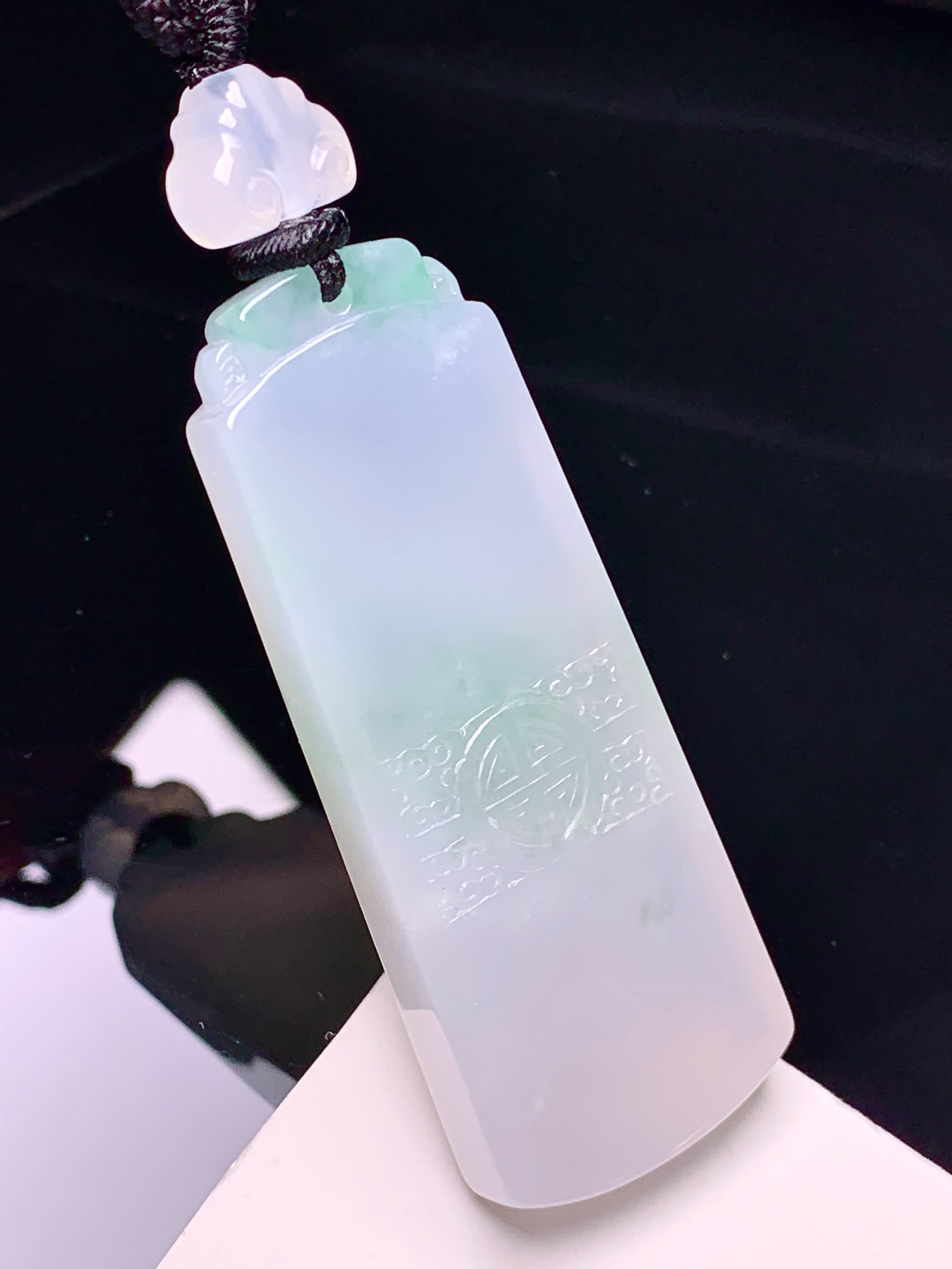 飘绿无事牌吊坠 玉质细腻 色泽艳丽清新 整体尺寸55.5*21.6*6 L1