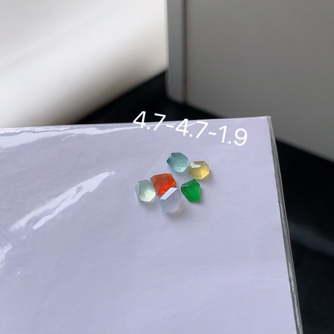 多彩挂件。翠色明媚，饱满底子细腻，佩戴简单大方 货号98602，4.7-4.7-1.9