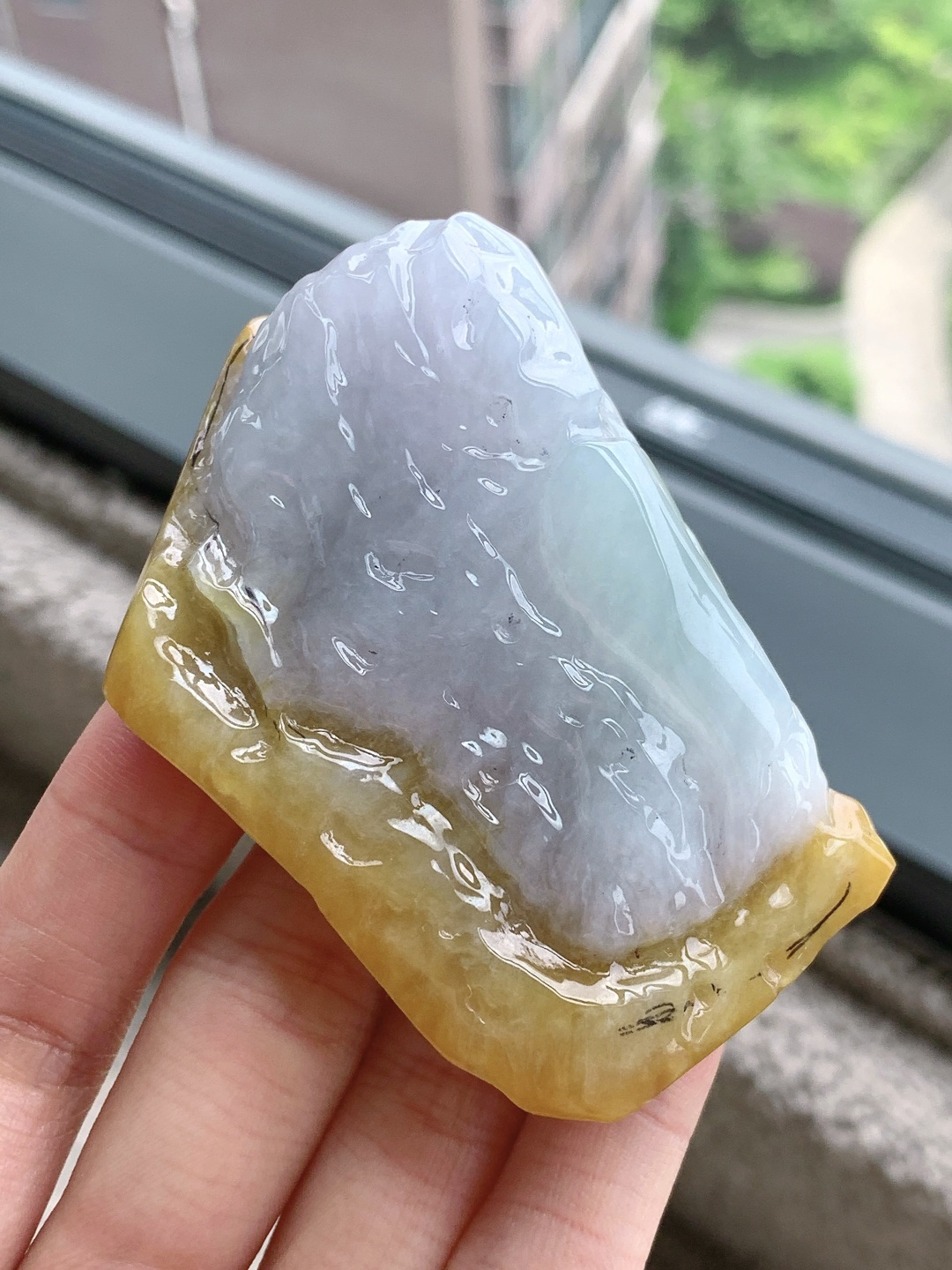 【材料】🫧冰黄翡/冰紫罗兰 /牌子料/立体料/特色料【题材】可做把玩件、牌子、人物、山水、动物、花件……等推荐参考【尺寸】80.4-51.4-27【重量】131.5克· 金隅围凝青黛玉，层岩叠翠隐烟岚。·黄皮裹紫底晴水翡翠原石，底肉温润泛淡紫晴光，外圈浓润黄翡如山石围麓，玉质细腻油润，天然原石山峦肌理分明，可整料雕琢山水山子挂坠，黄翡琢崖壁、淡玉塑云涧，山水题材寓意背靠金山、山居纳福，天然层次勾勒山野清逸气韵，佩戴藏山水雅韵，贵气内敛。