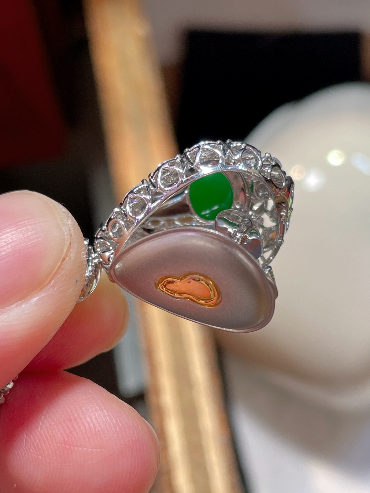 ️ 性比高 阳绿翡翠葫芦吊坠 满色，料子水润通透，种老起光。 18k金镶嵌，非常时尚好看，13.8-10.9-4