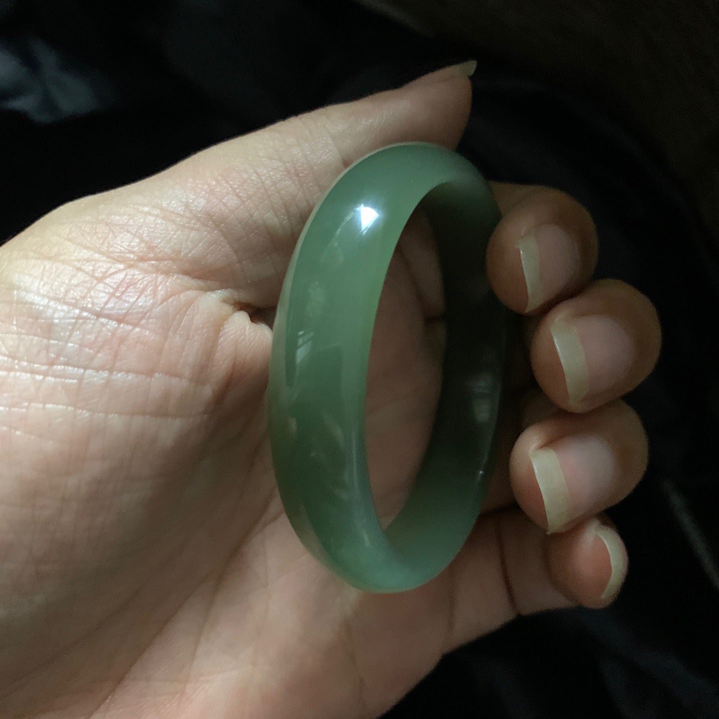 和田玉50圈口晴水绿手镯！玉质细腻油润 底色纯净 无裂无杂 脂粉好，品质高。