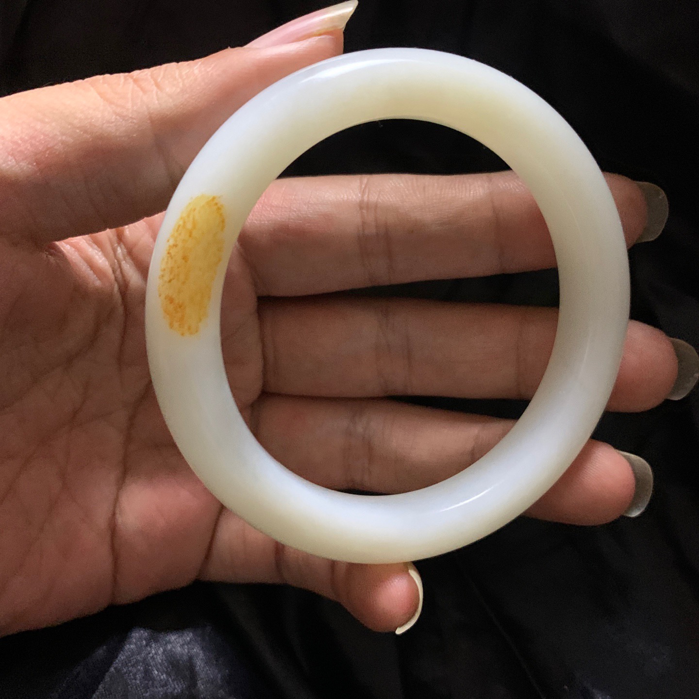 秋梨皮，和田玉58圈口白玉手镯！玉质细腻油润 底色纯净 脂粉好，品质好！