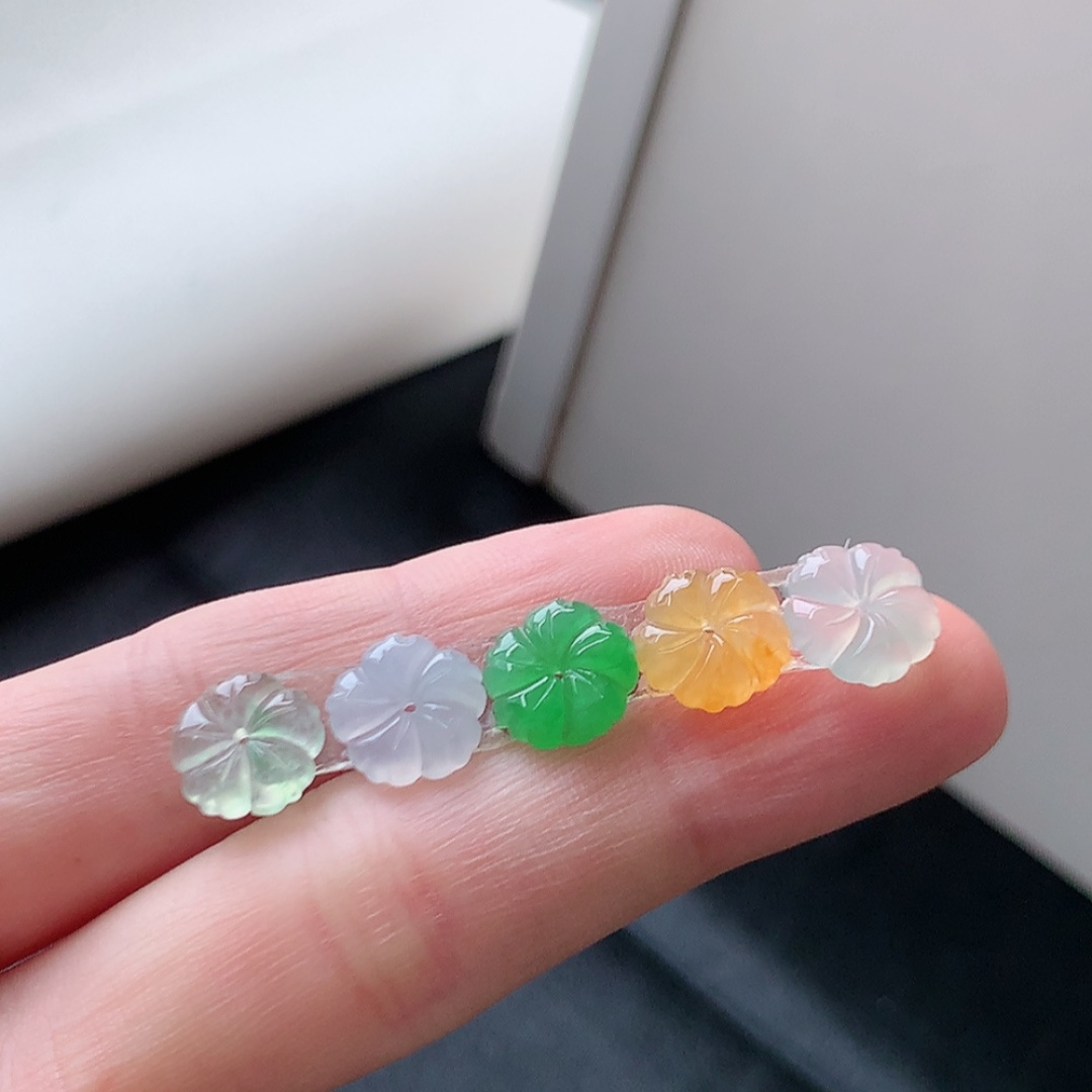 多彩花朵挂件 种老冰透细腻，品相喜悦，佩戴精致迷人，9.5-2.0