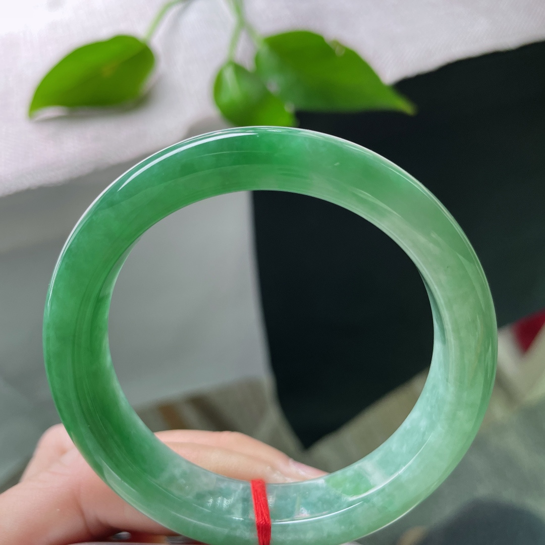 绿底正圈，颜色由浅入深，人间烟火，腕间清欢，皆是美好。一点皮纹，ss53715a