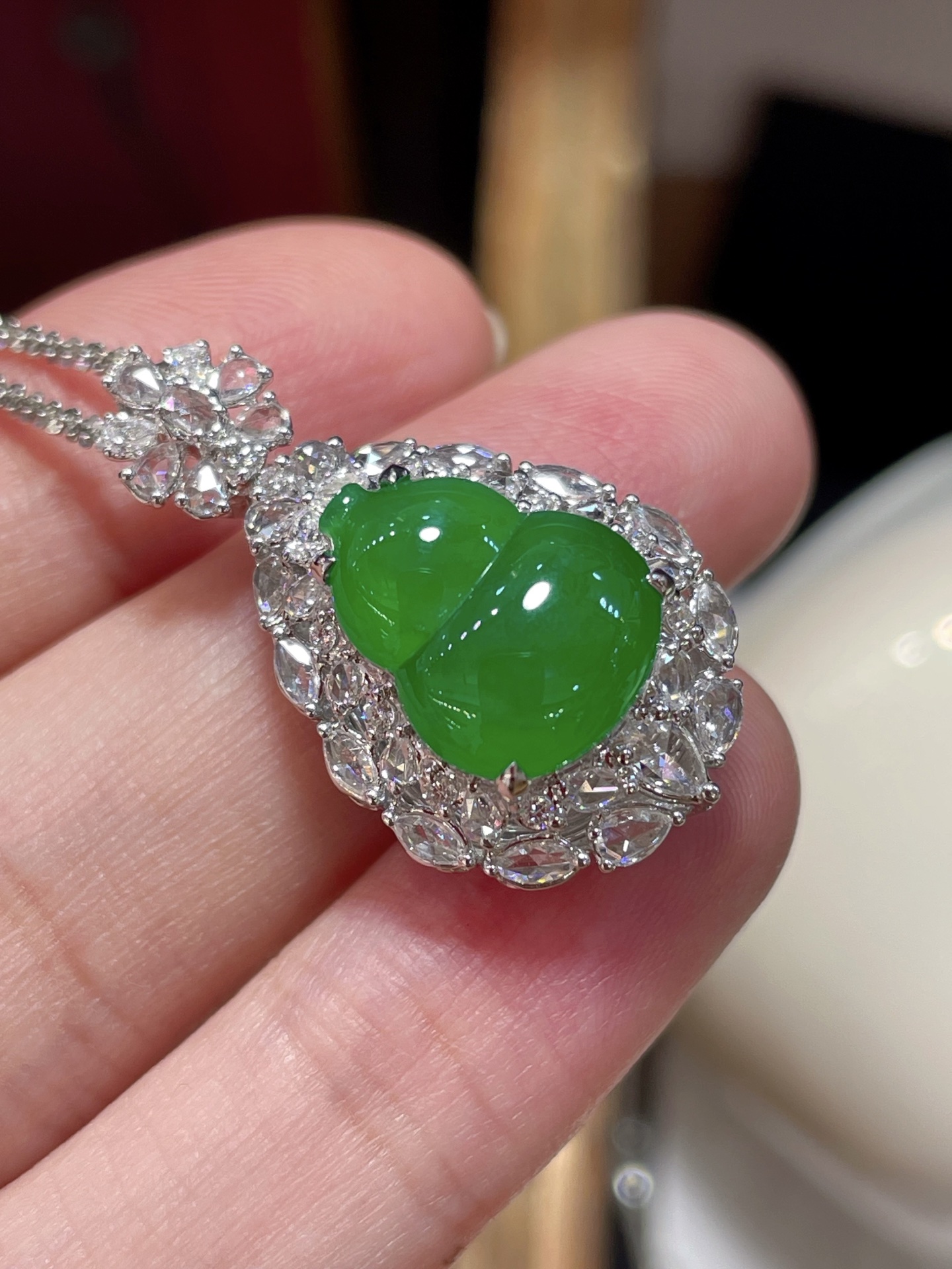 ️ 性比高 阳绿翡翠葫芦吊坠 满色，料子水润通透，种老起光。 18k金镶嵌，非常时尚好看，13.8-10.9-4