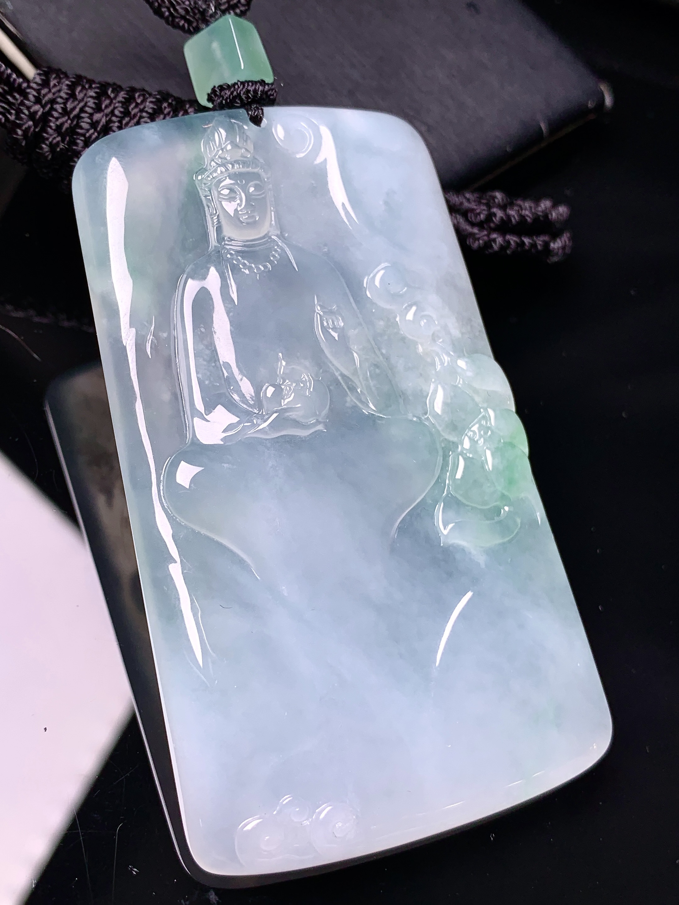 飘绿观音菩萨吊坠 玉质细腻 色泽艳丽清新 整体尺寸70.2*41.2*5.5 L1