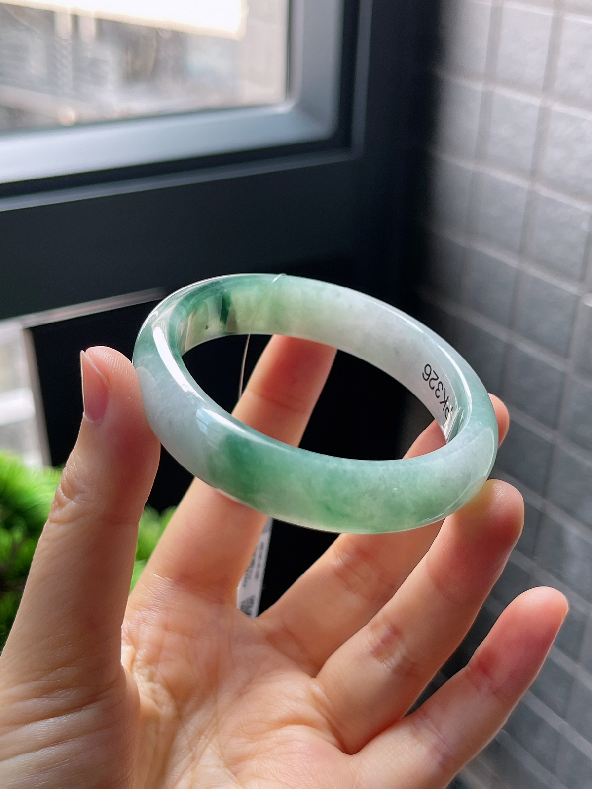 贵妃镯55圈口，翡翠冰糯种飘绿手镯