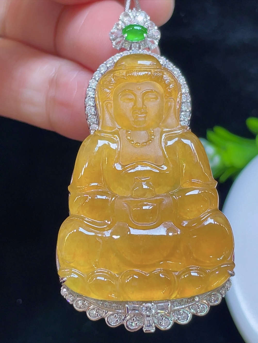 ️【高冰黄翡，观音】大件饱满，通透水润，玉质细腻，翠色鲜艳，18k金奢华钻石镶嵌️，41.2-28.3-3.2