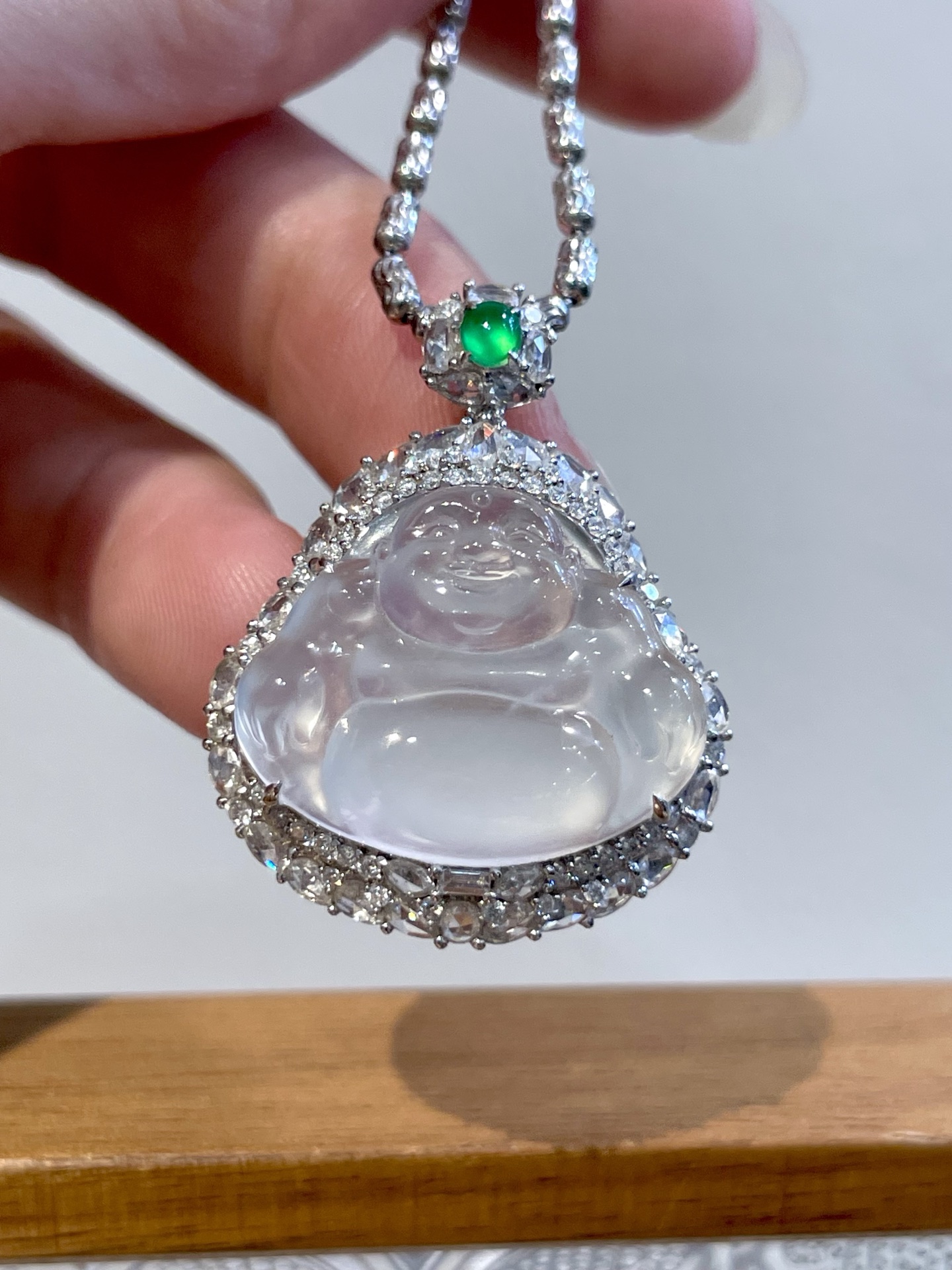 18k玻璃种佛公吊坠 佛公福相十足，有质感，很显福态，佩戴佛公，有幸福安康，吉祥如意的寓意 尺寸：30.7*23.9*11.3 裸石：16.5*20.6*4.2