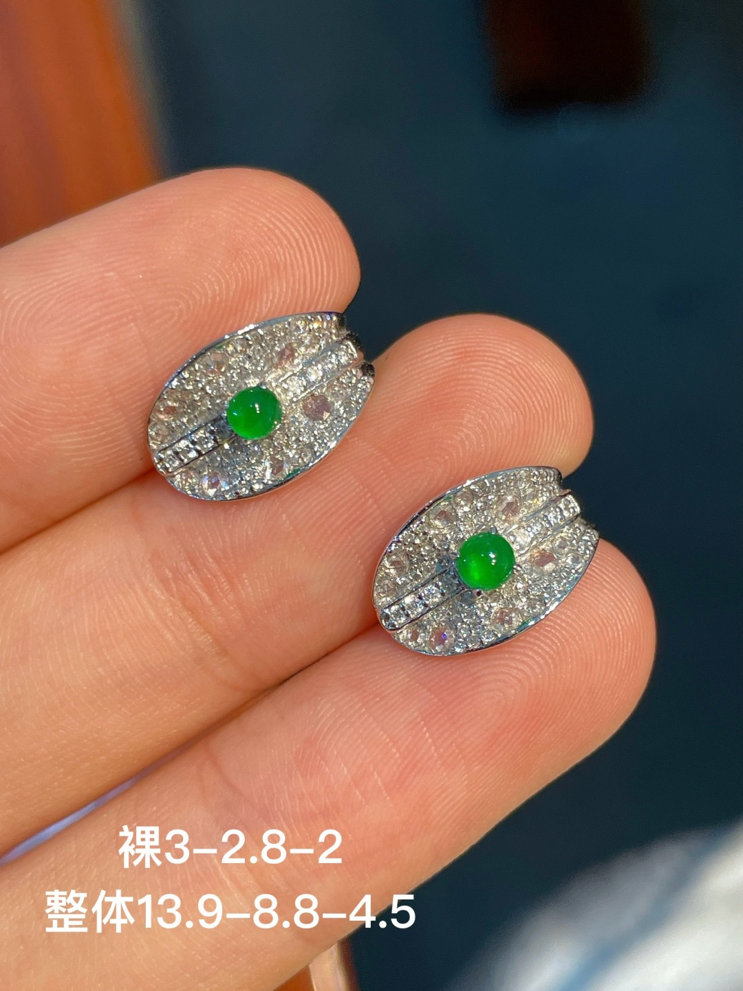 阳绿蛋面耳扣 无裂，18k金镶嵌 强烈推荐，3-2.8-2