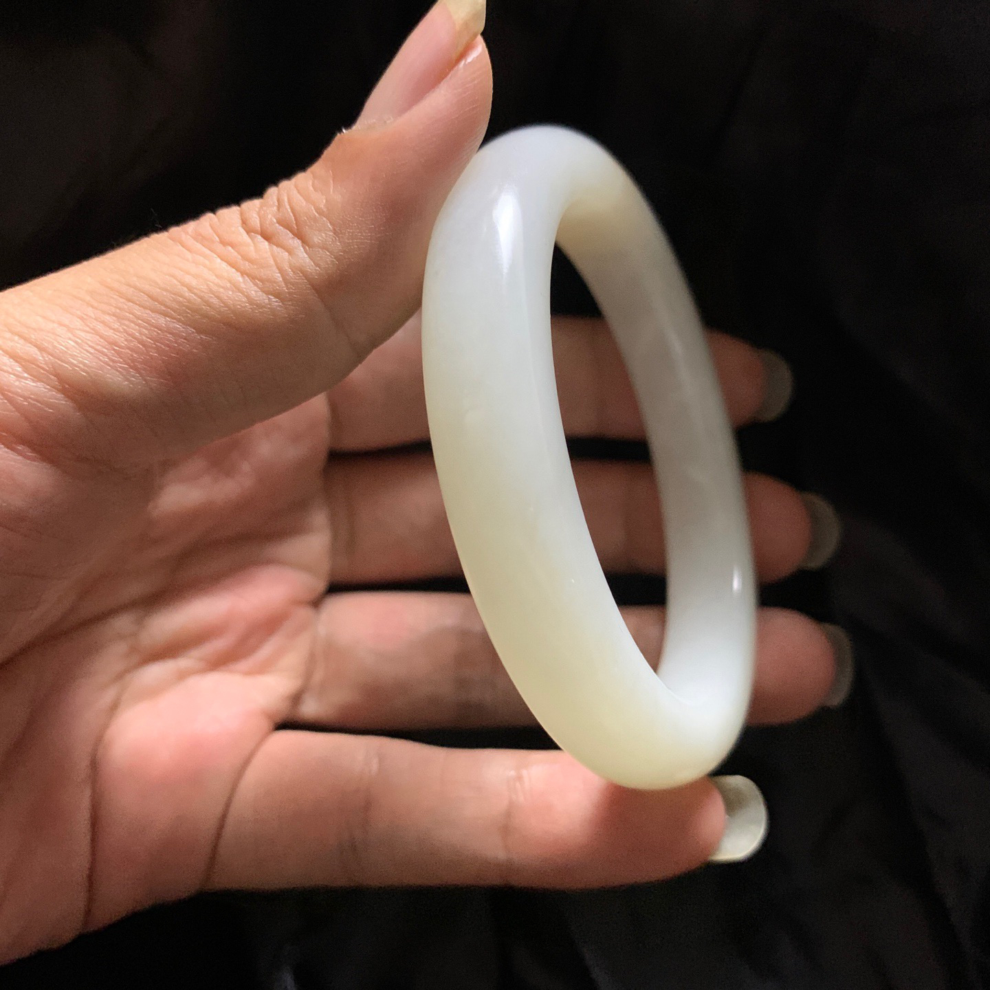 秋梨皮，和田玉56.5圈口白玉手镯！玉质细腻油润 底色纯净 脂粉好，品质好！