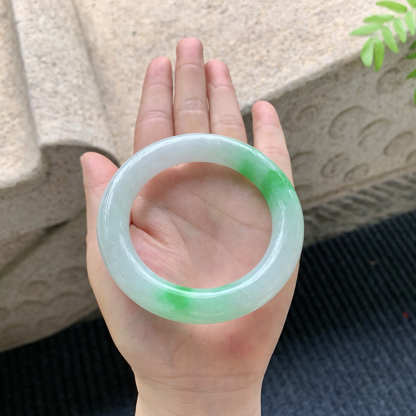 【圈口】55/11.8/11.8
【描述】细糯飘阳绿，水润，种老，细腻，无纹裂！
