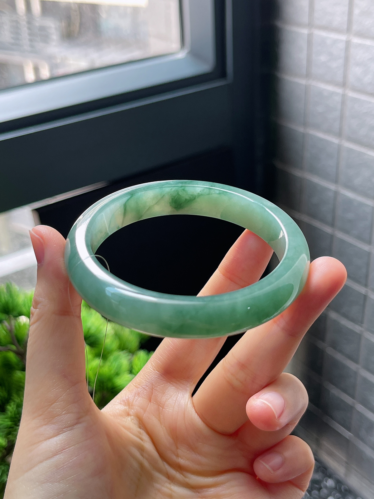 正圈57圈口，翡翠冰糯种飘绿手镯