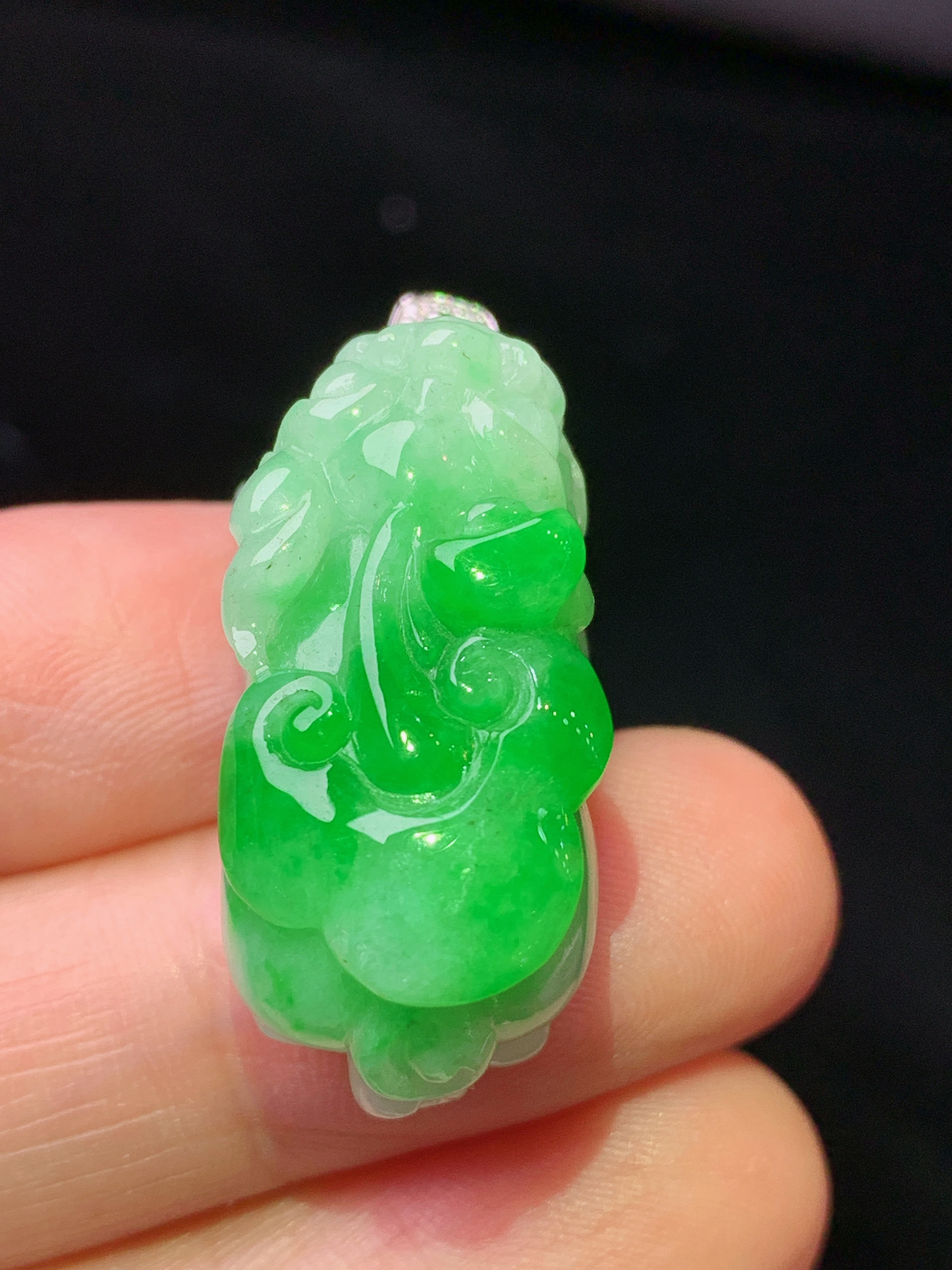 18k金钻镶嵌飘阳绿貔貅吊坠 玉质细腻 色泽艳丽清新 整体尺寸33*13.3*14.2 b1